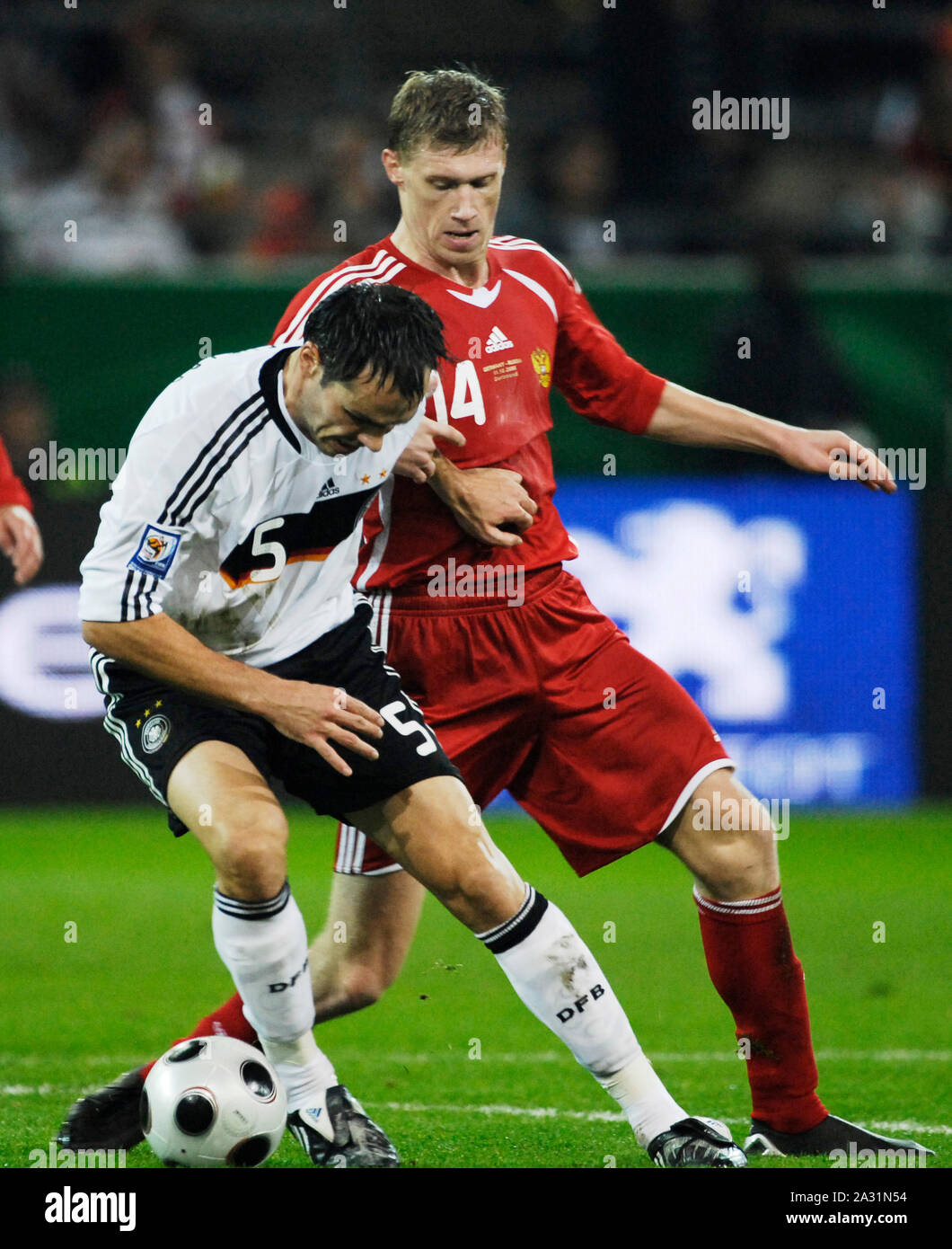 Signal-Iduna-Arena Dortmund, Deutschland 11.10.2008, Fußball: Internationale qualifer für WM 2010, Deutschland (GER, Weiß) vs Russland (RUS, Rot) 2:1 Heiko Westermann (GER), Pavel Pogrebnyak (RUS) Stockfoto