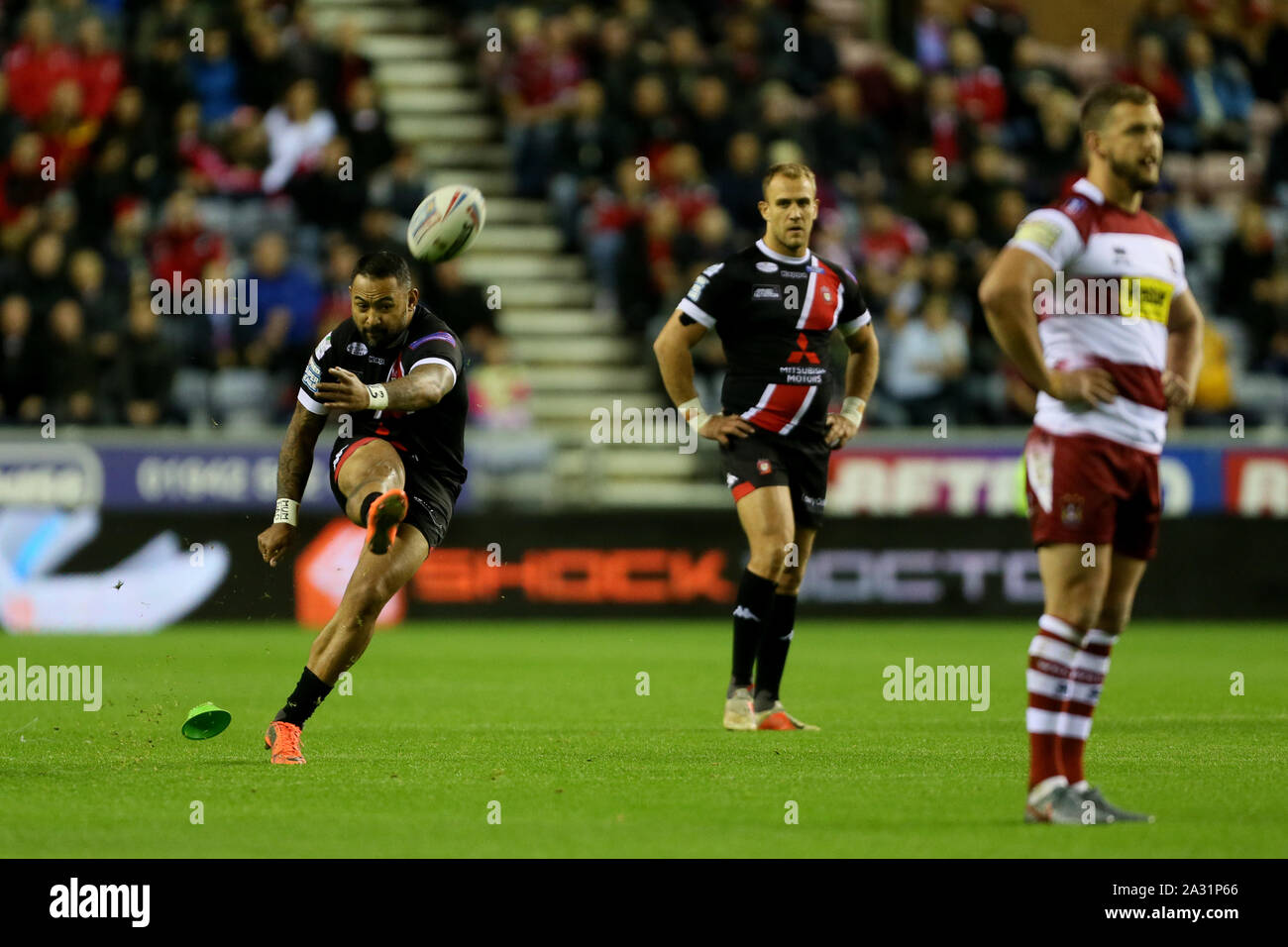 Salford Reds Krisnan Inu punktet mit einem Elfmeter während der Betfred Super League Finale bei der DW Stadium, Wigan. Stockfoto