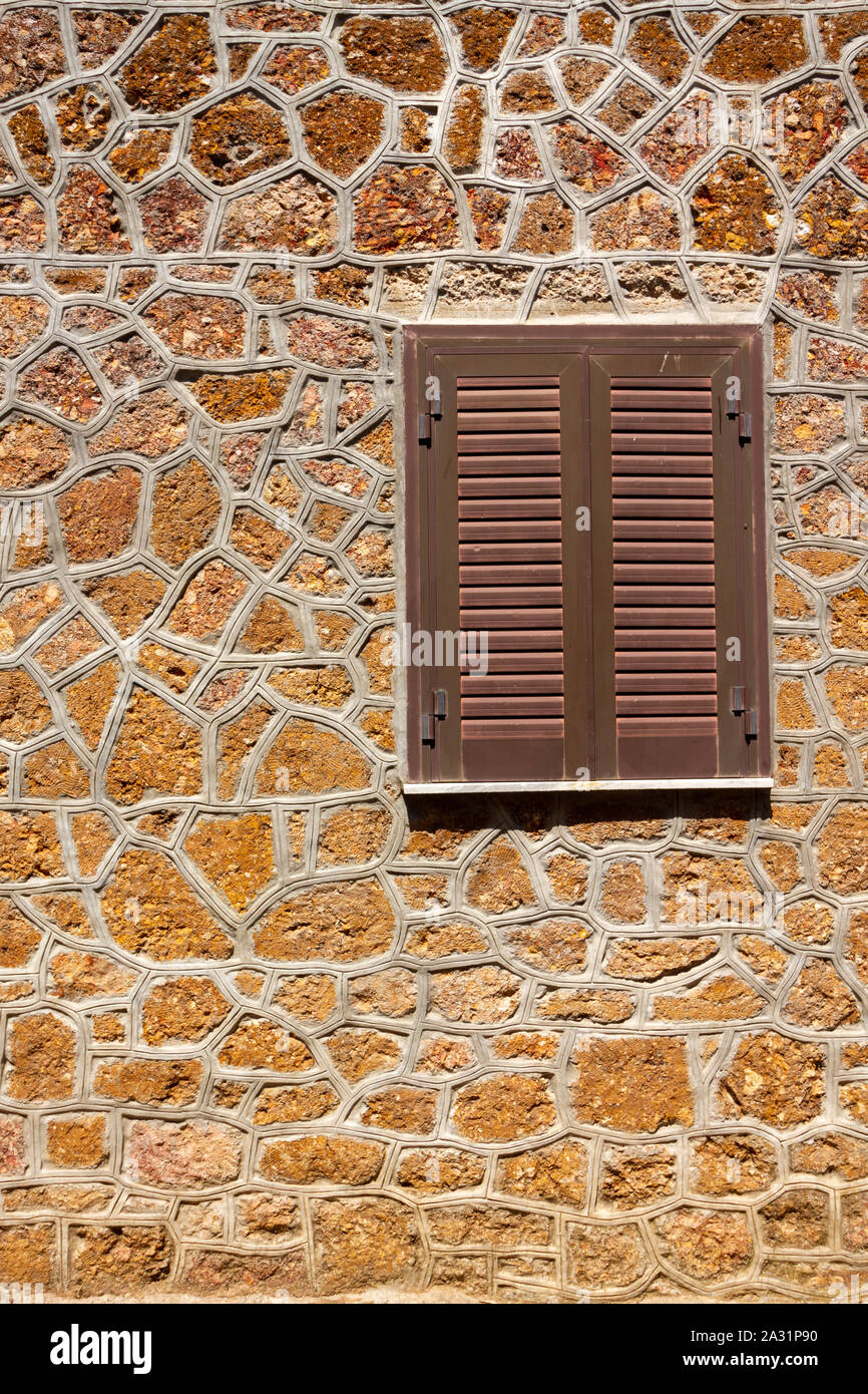 Pterounta (oder Fterounta) Dorf, Lesbos, Griechenland. Pterounta ist bekannt für seine einheimische vulkanischen roten Stein, der in fast allen seinen Häusern verwendet wird. Stockfoto