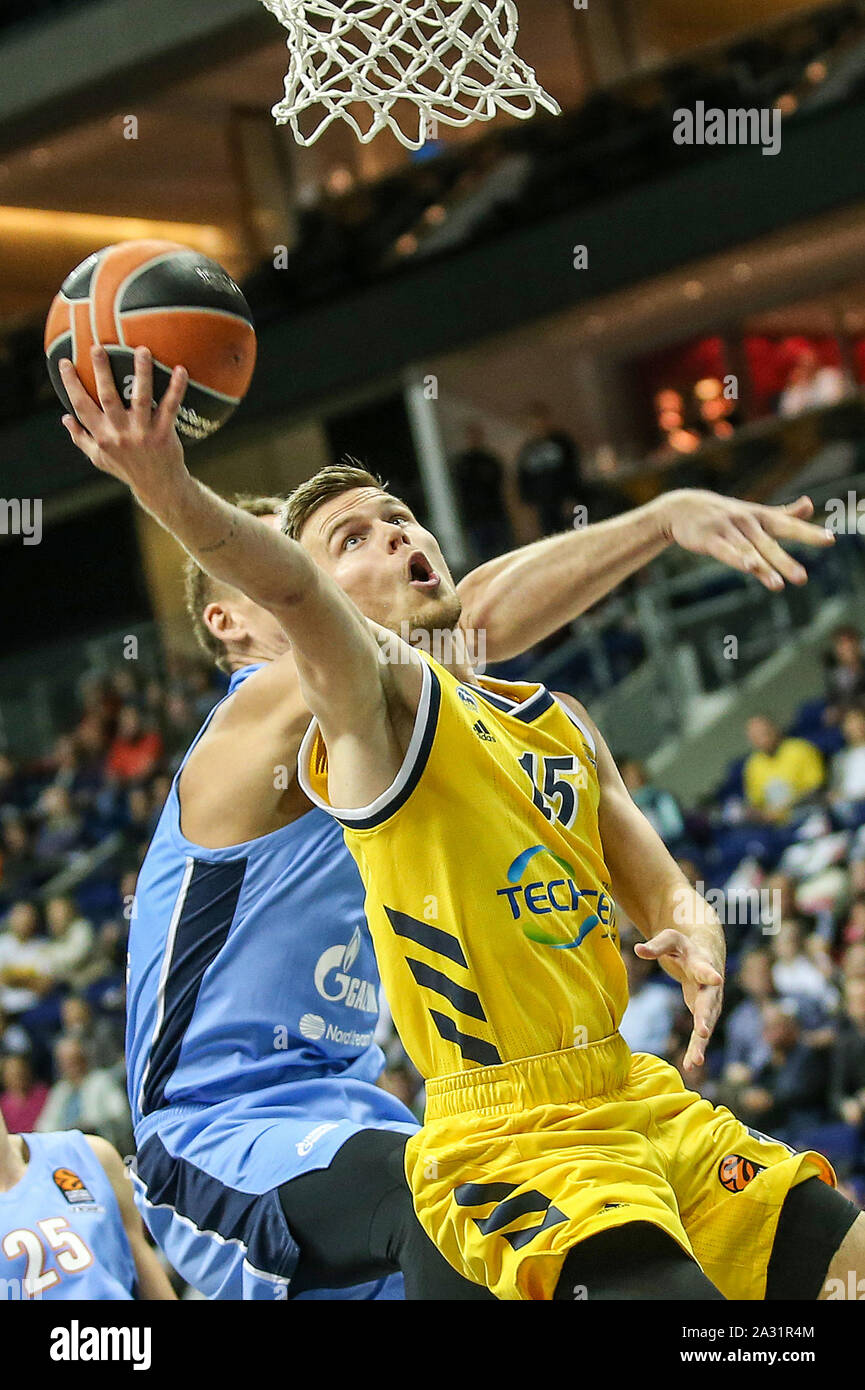 Berlin, Deutschland. 04 Okt, 2019. Basketball: Euroleague Alba Berlin - Zenit St. Petersburg, Hauptrunde, 1. Spieltag, Mercedes Benz Arena. Berliner Martin Hermannsson geht in den Korb. Credit: Andreas Gora/dpa/Alamy leben Nachrichten Stockfoto