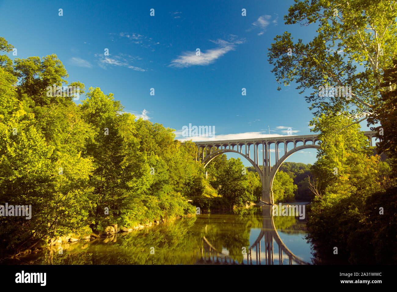 Bogenbrücke überspannt einen Fluss in der Cuyahoga Valley National Park Stockfoto