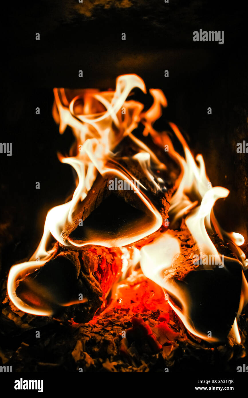 Eine Nahaufnahme Bild der Brand in einem Holzofen, etwas Wärme in das Haus zu bringen. Stockfoto