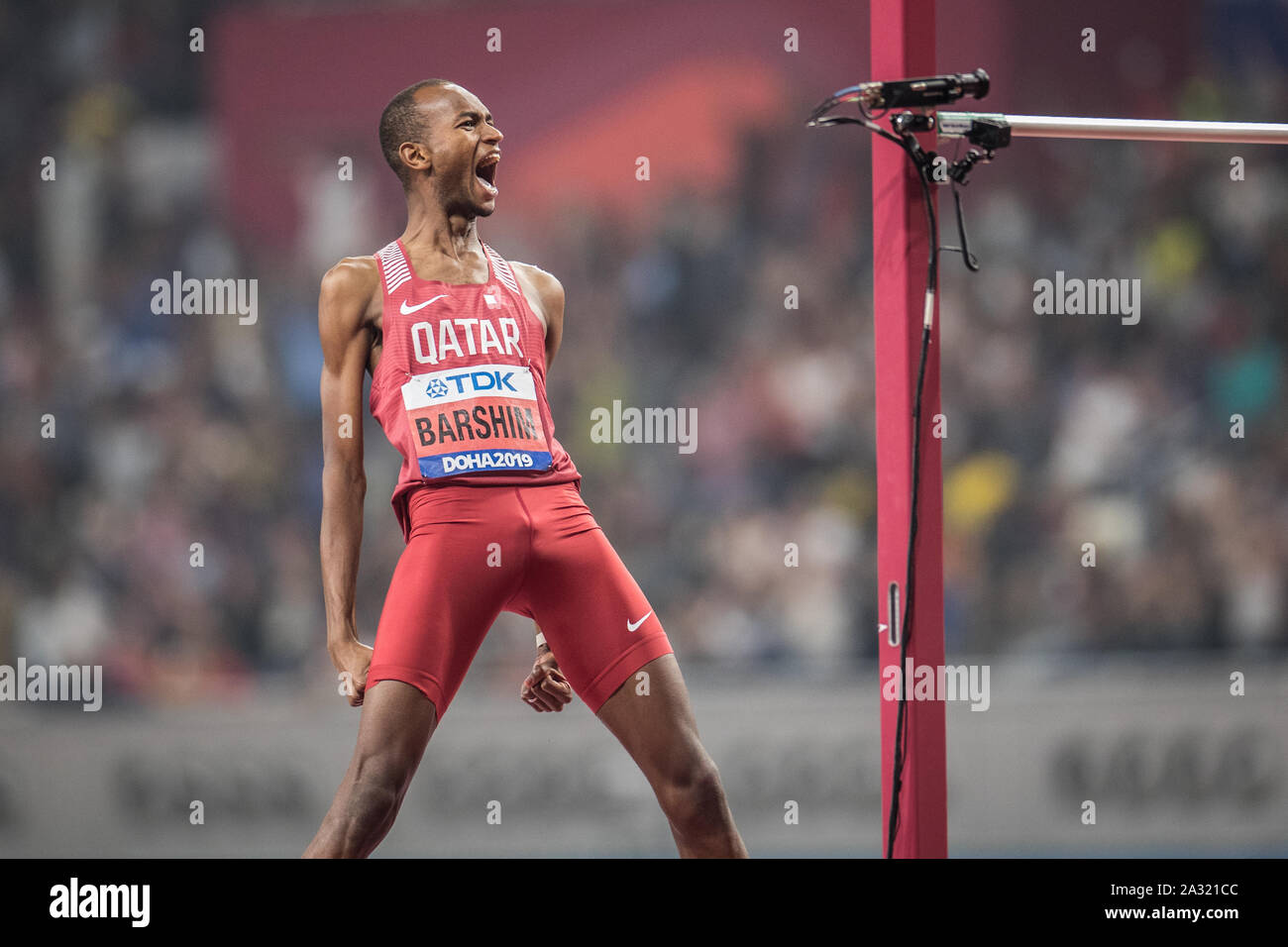 Doha, Katar. 04 Okt, 2019. IAAF Leichtathletik Weltmeisterschaft an Khalifa International Stadium: Hochsprung, Frauen, Finale. Weltmeister Mutaz Essa Barshim aus Katar jubelt nach einem Sprung. Credit: Oliver Weiken/dpa/Alamy leben Nachrichten Stockfoto