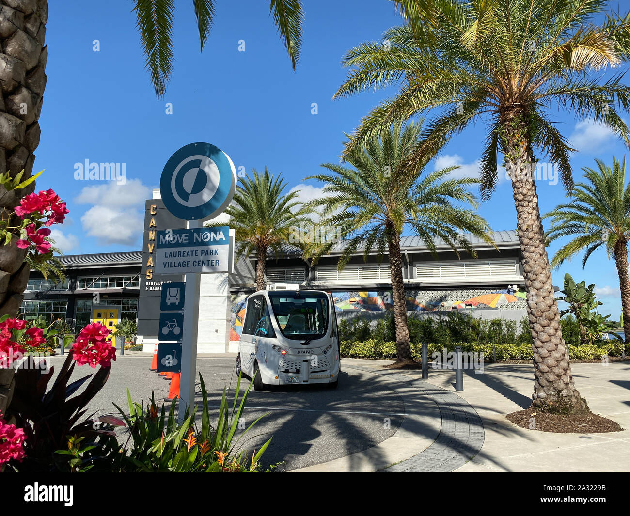 Orlando, FL/USA -10/4/19: Ein autonomes Fahrzeug namens Piepton in ein Shuttle zu stoppen. Piepton ist eine gemeinsame Mobilität Shuttle, fahrerlose ist und autonome Dev Stockfoto