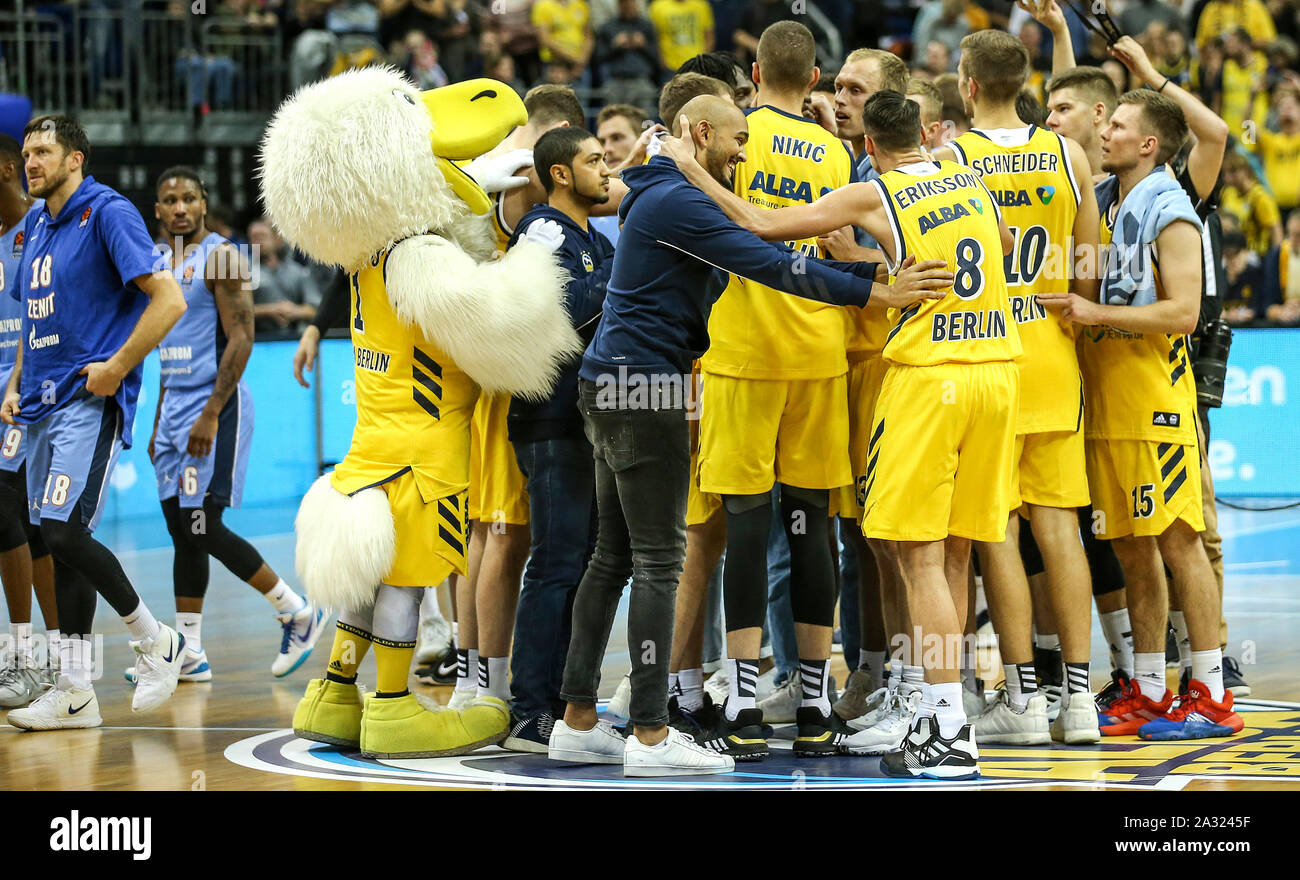 Berlin, Deutschland. 04 Okt, 2019. Basketball: Euroleague Alba Berlin - Zenit St. Petersburg, Hauptrunde, 1. Spieltag, Mercedes Benz Arena. ALBA Berlin Spieler jubeln für den Sieg. Credit: Andreas Gora/dpa/Alamy leben Nachrichten Stockfoto