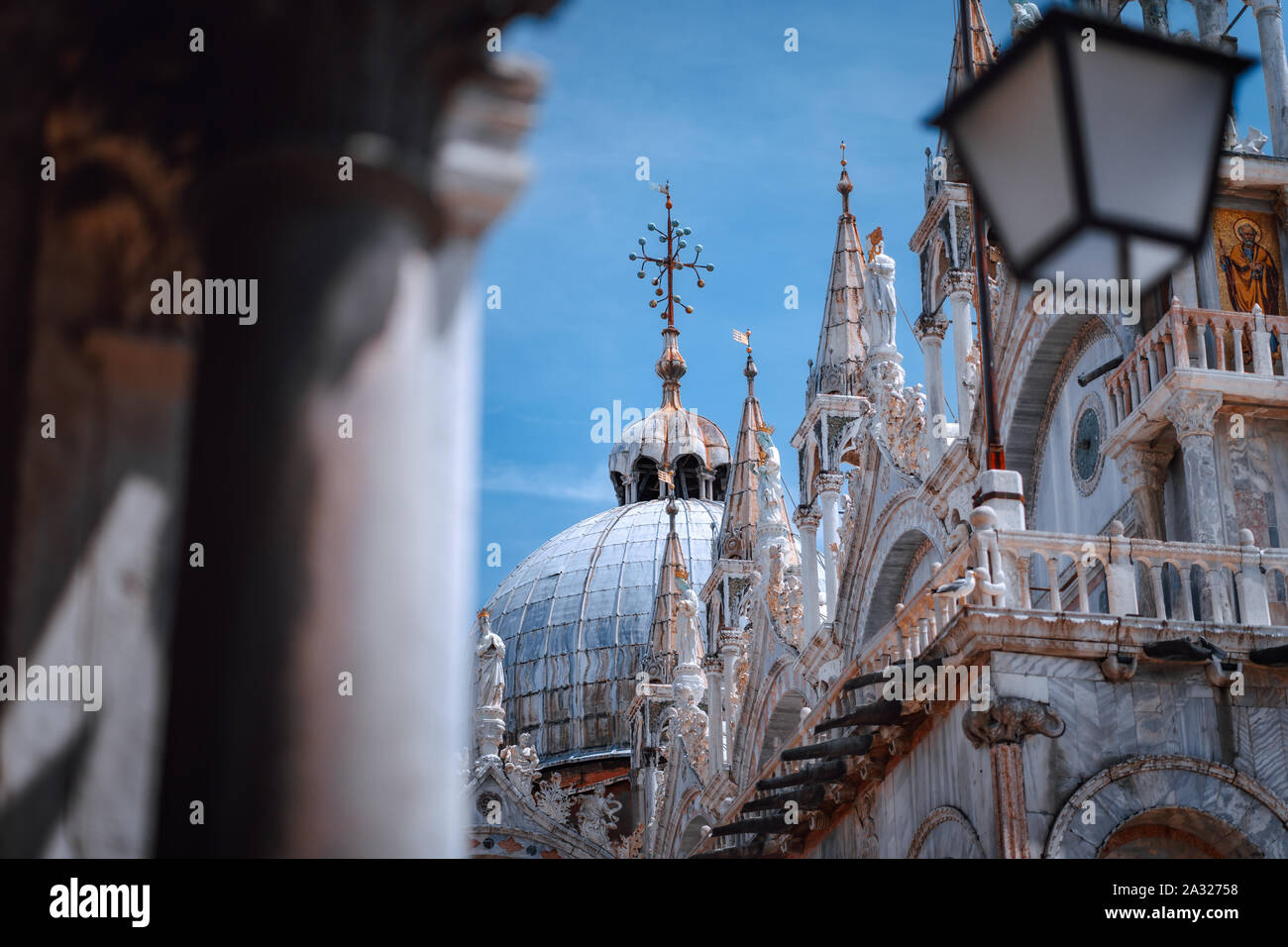 In der Nähe von St Mark's Cupel auf der Spitze der Basilika di San Marco, St Mark's Basilika in Venedig, Italien. Detaillierte Fassade gegen den blauen Himmel. Italien, Europa Stockfoto