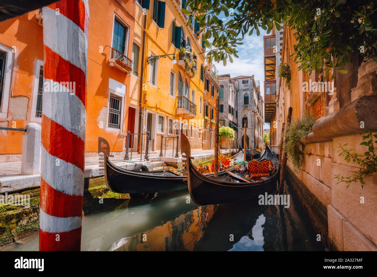 Gondeln Boot schwimmend in schmalen Kanal von Venedig Stadt an schönen, sonnigen Tag. Italien. Europa Stockfoto