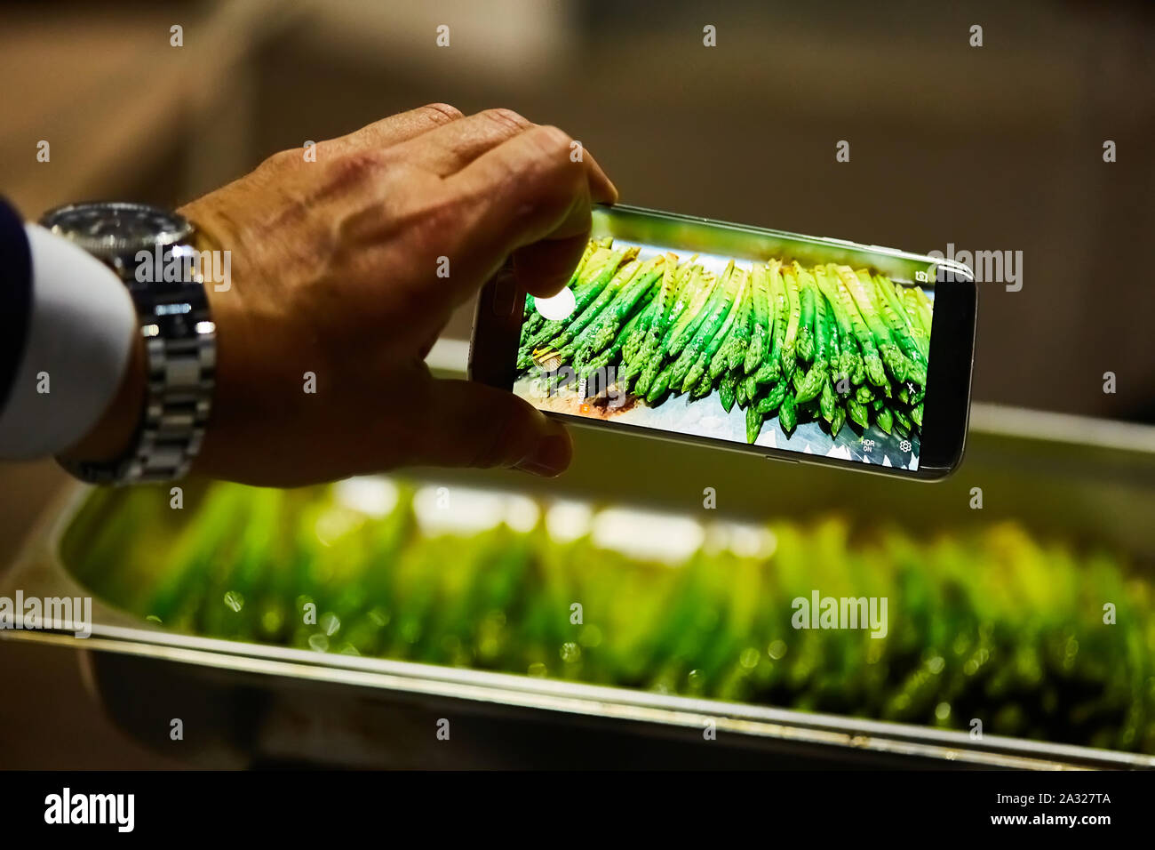 Grill Spargelspitzen nehmen Bild auf Kamera Handy Stockfoto