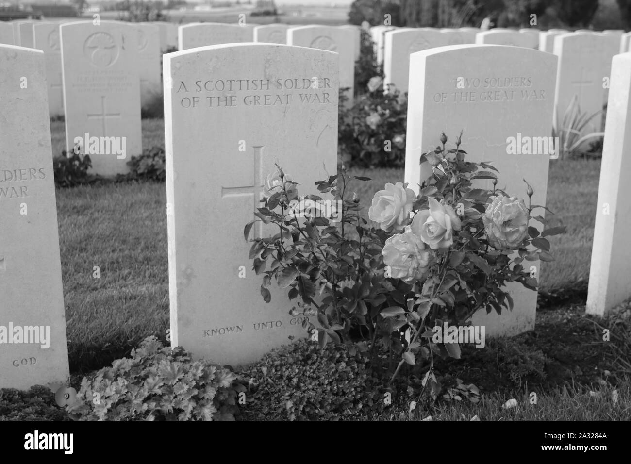 Zonnebeke, Belgien, 09/10/2017. Tyne Cot Friedhof, der größten Commonwealth War Cemetery in der Welt in Bezug auf Bestattungen. Die Tyne Cot Memorial jetzt b Stockfoto