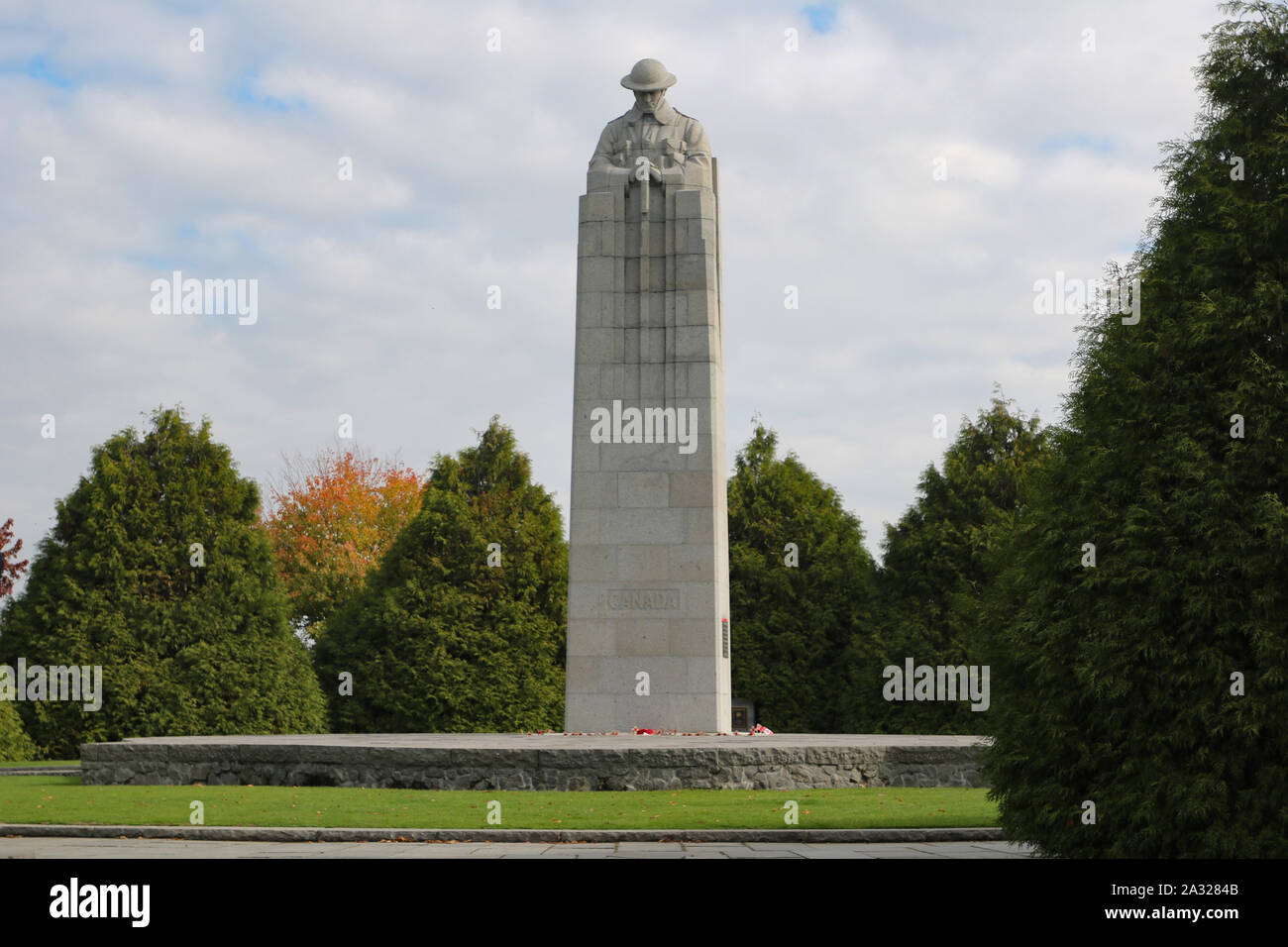 Zonnebeke, Belgien, 09/10/2017. Tyne Cot Friedhof, der größten Commonwealth War Cemetery in der Welt in Bezug auf Bestattungen. Die Tyne Cot Memorial jetzt b Stockfoto