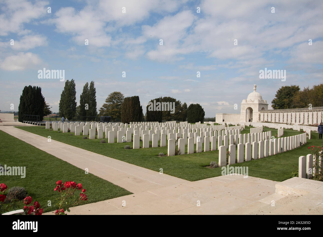 Zonnebeke, Belgien, 09/10/2017. Tyne Cot Friedhof, der größten Commonwealth War Cemetery in der Welt in Bezug auf Bestattungen. Die Tyne Cot Memorial jetzt b Stockfoto