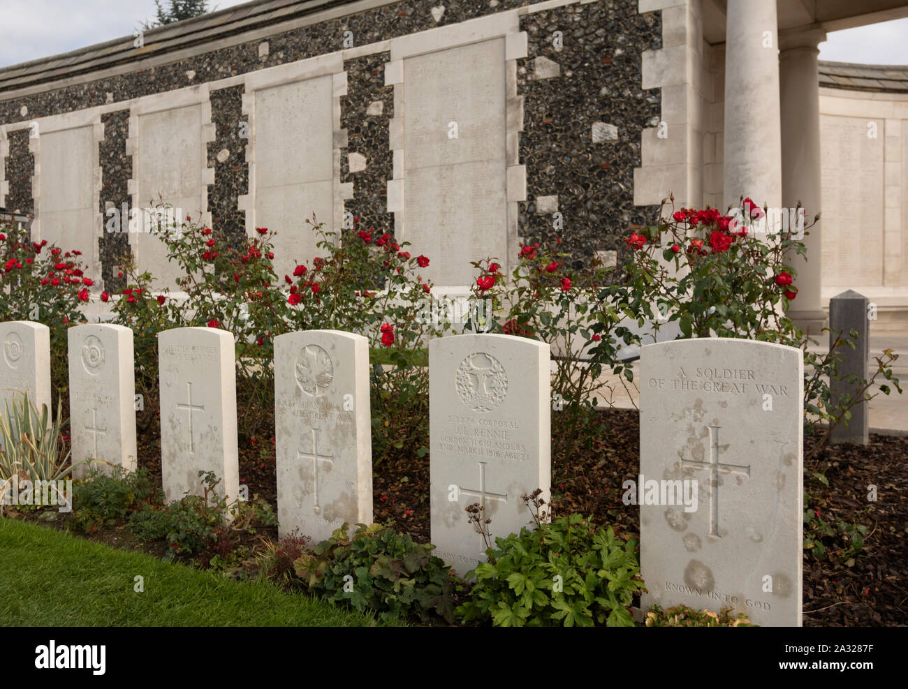 Zonnebeke, Belgien, 09/10/2017. Tyne Cot Friedhof, der größten Commonwealth War Cemetery in der Welt in Bezug auf Bestattungen. Die Tyne Cot Memorial jetzt b Stockfoto