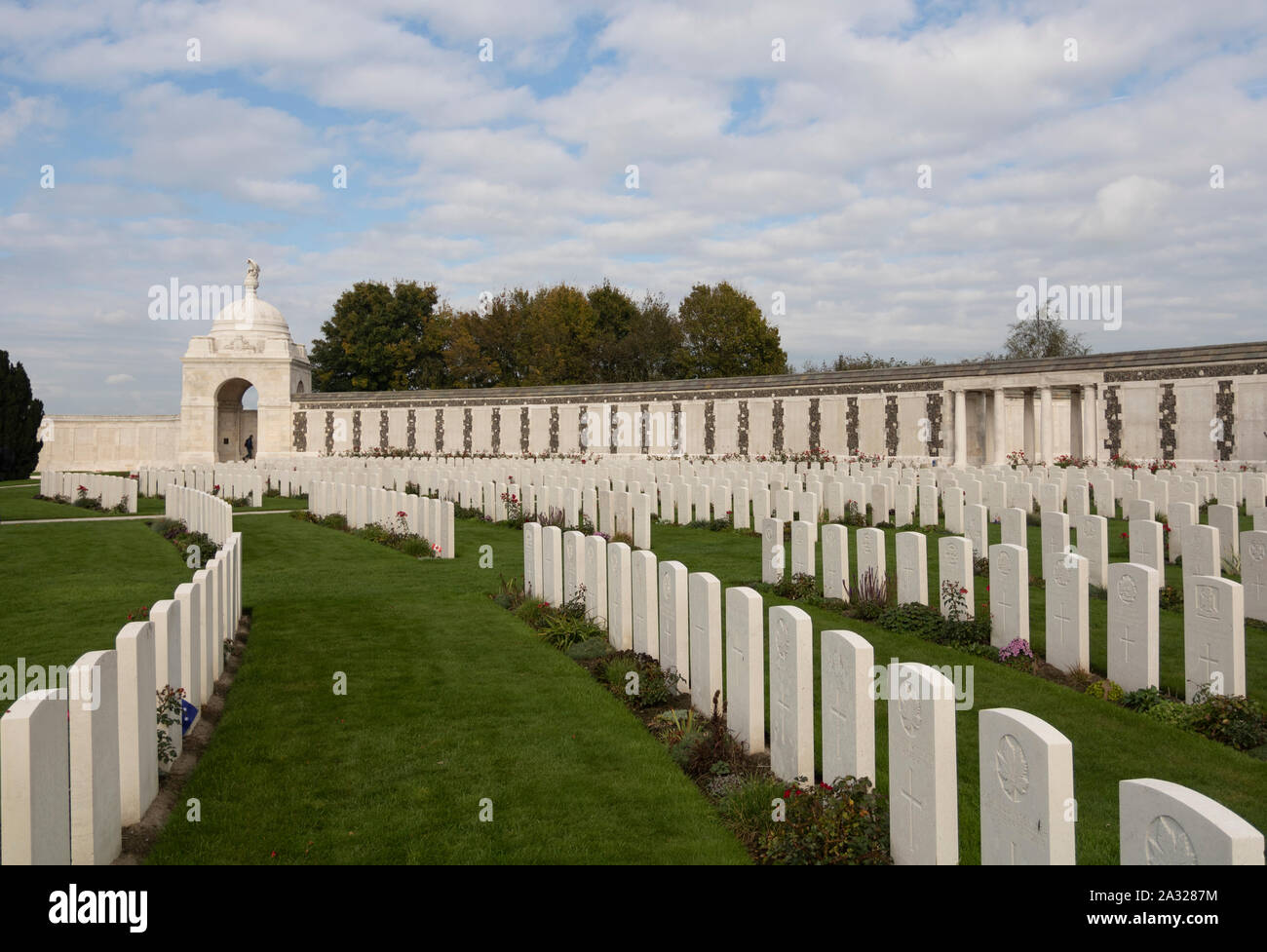 Zonnebeke, Belgien, 09/10/2017. Tyne Cot Friedhof, der größten Commonwealth War Cemetery in der Welt in Bezug auf Bestattungen. Die Tyne Cot Memorial jetzt b Stockfoto