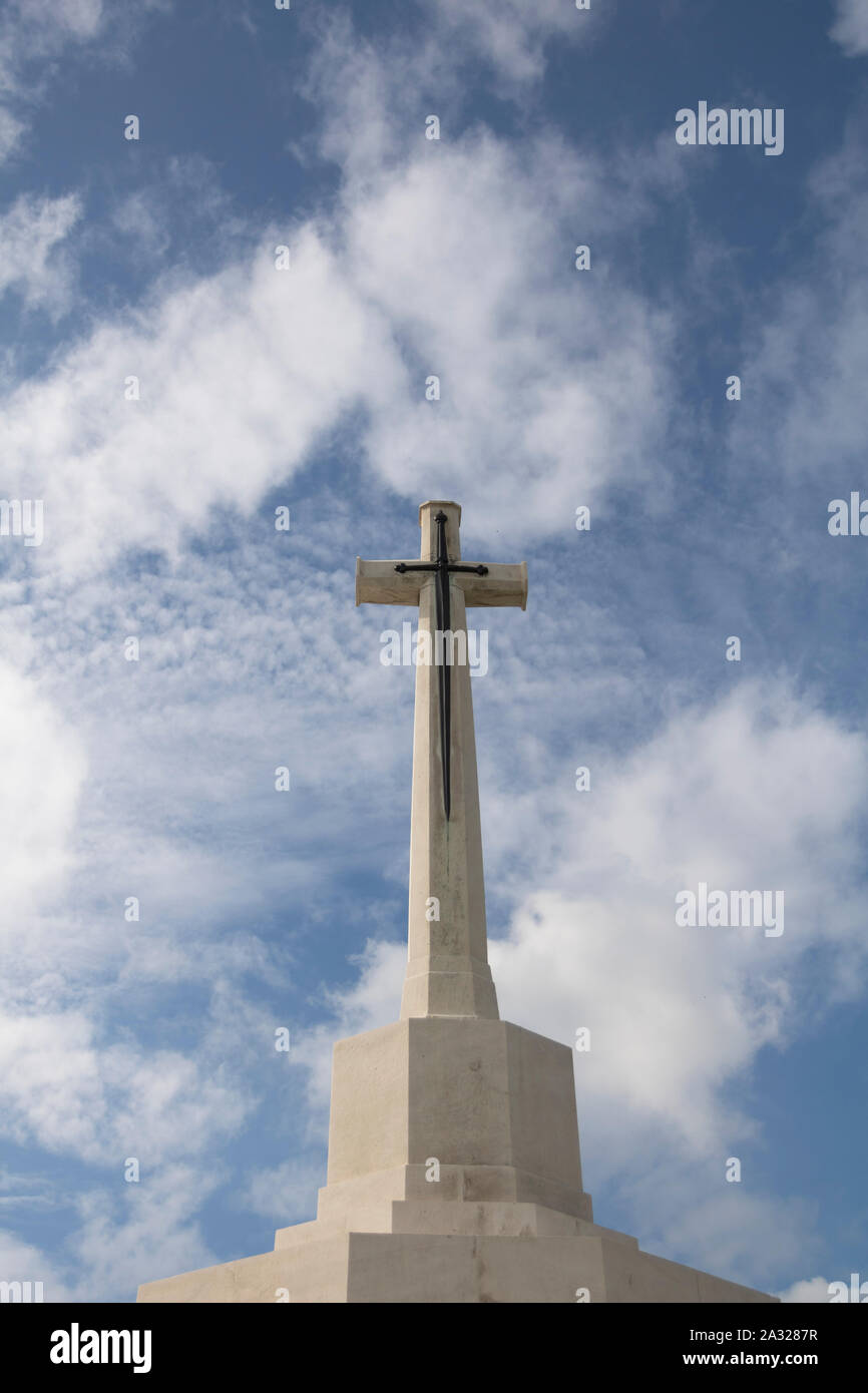 Zonnebeke, Belgien, 09/10/2017. Tyne Cot Friedhof, der größten Commonwealth War Cemetery in der Welt in Bezug auf Bestattungen. Die Tyne Cot Memorial jetzt b Stockfoto