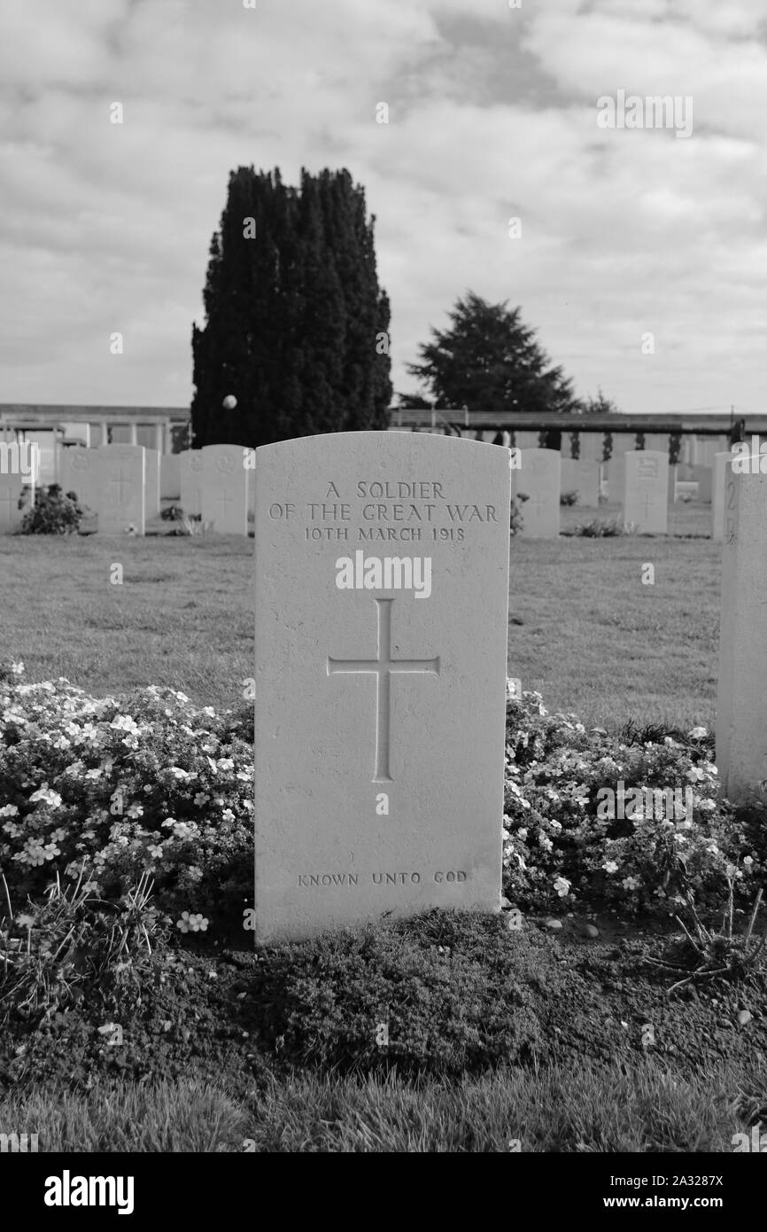 Zonnebeke, Belgien, 09/10/2017. Tyne Cot Friedhof, der größten Commonwealth War Cemetery in der Welt in Bezug auf Bestattungen. Die Tyne Cot Memorial jetzt b Stockfoto