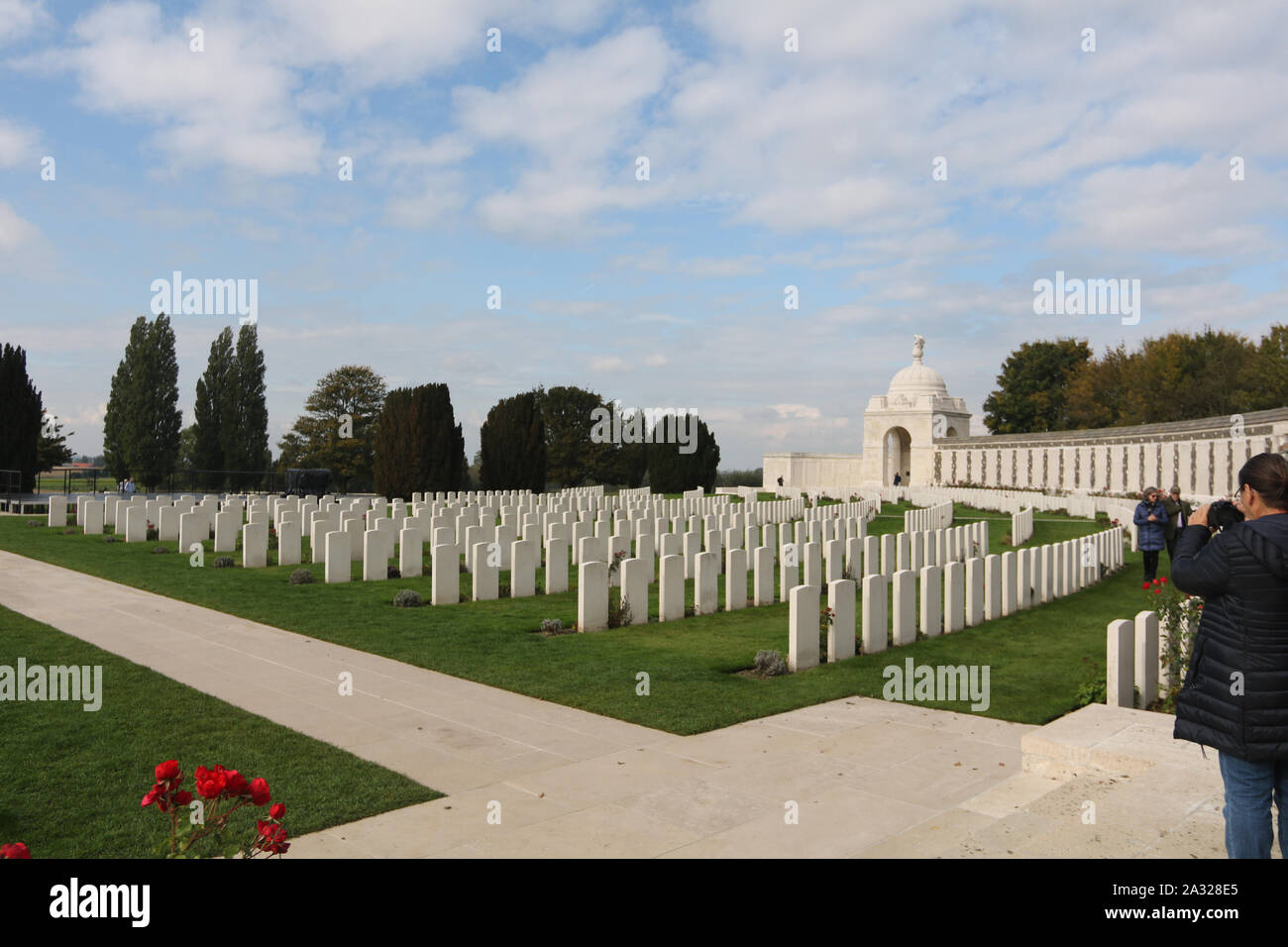 Zonnebeke, Belgien, 09/10/2017. Tyne Cot Friedhof, der größten Commonwealth War Cemetery in der Welt in Bezug auf Bestattungen. Die Tyne Cot Memorial Stockfoto