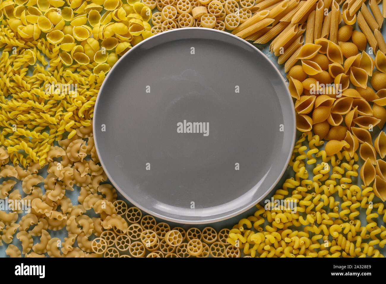 Verschiedene italienische Pasta: Penne Rigate, Rotelle, Conchiglie, Cavatappu, Fusilli, Cellentani, horizontale Ausrichtung, Ansicht von oben, kopieren Raum Stockfoto