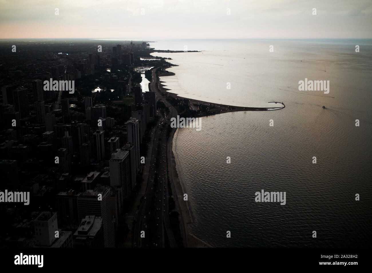 Blick nach Norden entlang Lakeshore Drive und Lake Michigan von 360 Chicago bei Sonnenuntergang Chicago Illinois Vereinigte Staaten von Amerika Stockfoto