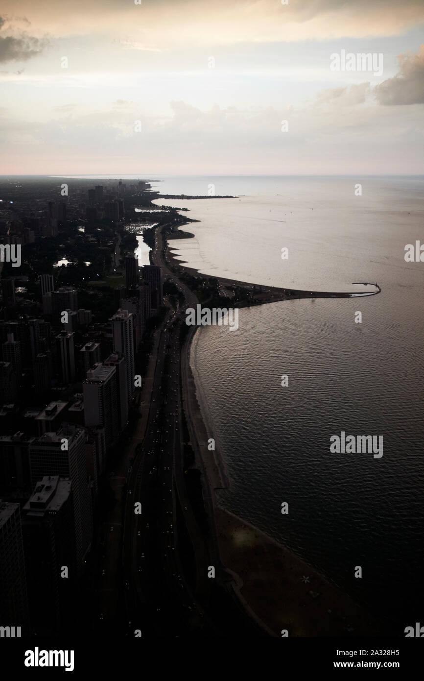 Blick nach Norden entlang Lakeshore Drive und Lake Michigan von 360 Chicago bei Sonnenuntergang Chicago Illinois Vereinigte Staaten von Amerika Stockfoto