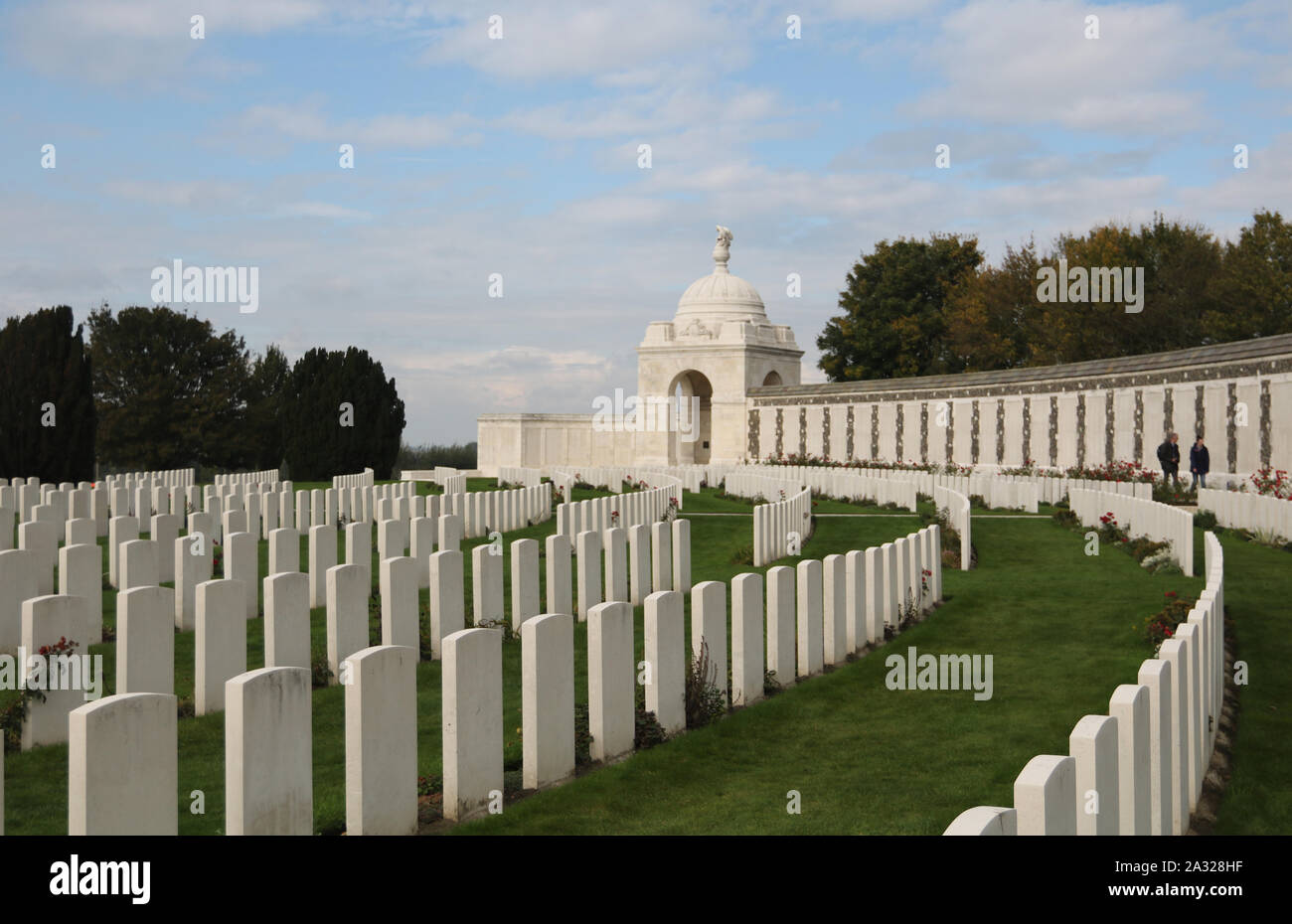 Zonnebeke, Belgien, 09/10/2017. Tyne Cot Friedhof, der größten Commonwealth War Cemetery in der Welt in Bezug auf Bestattungen. Die Tyne Cot Memorial Stockfoto