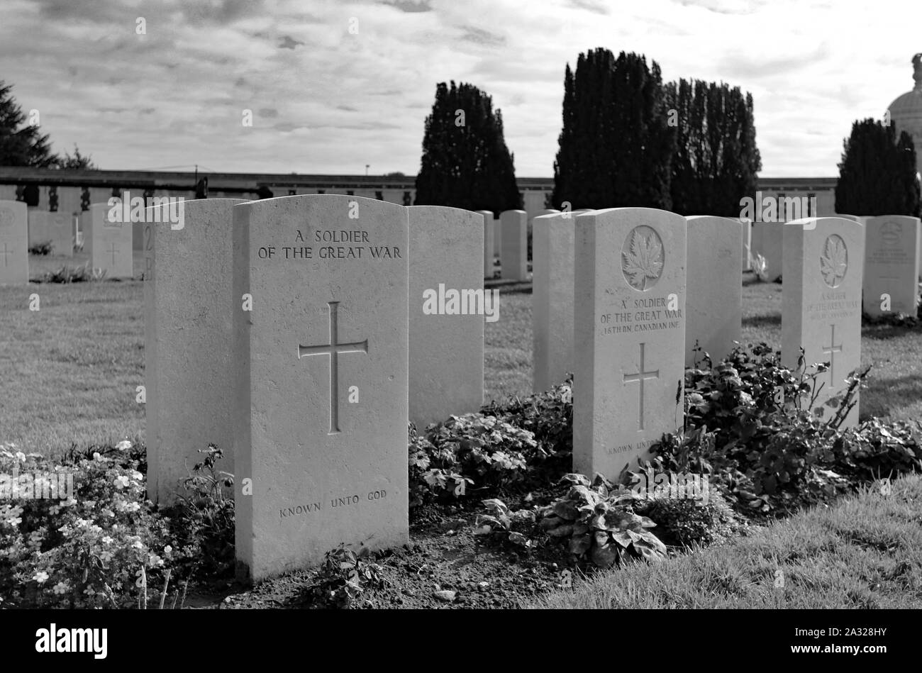 Zonnebeke, Belgien, 09/10/2017. Tyne Cot Friedhof, der größten Commonwealth War Cemetery in der Welt in Bezug auf Bestattungen. Die Tyne Cot Memorial jetzt b Stockfoto