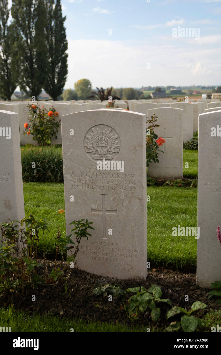 Zonnebeke, Belgien, 09/10/2017. Tyne Cot Friedhof, der größten Commonwealth War Cemetery in der Welt in Bezug auf Bestattungen. Die Tyne Cot Memorial jetzt b Stockfoto