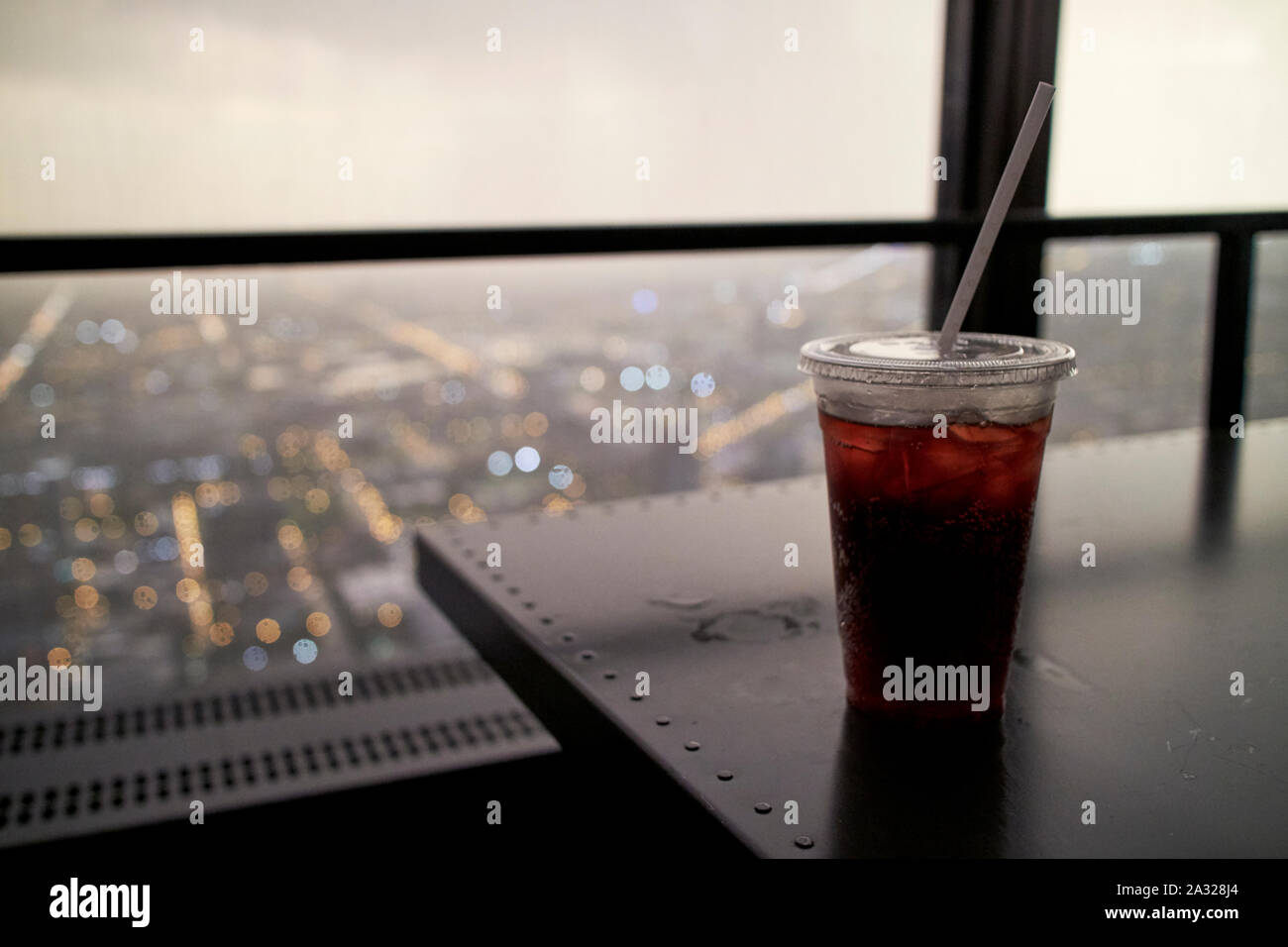 Getränk serviert in einem Kunststoff Glas in der Cocktailbar von 360 Chicago mit Blick auf die Stadt bei Nacht von Chicago usa Illinois Stockfoto