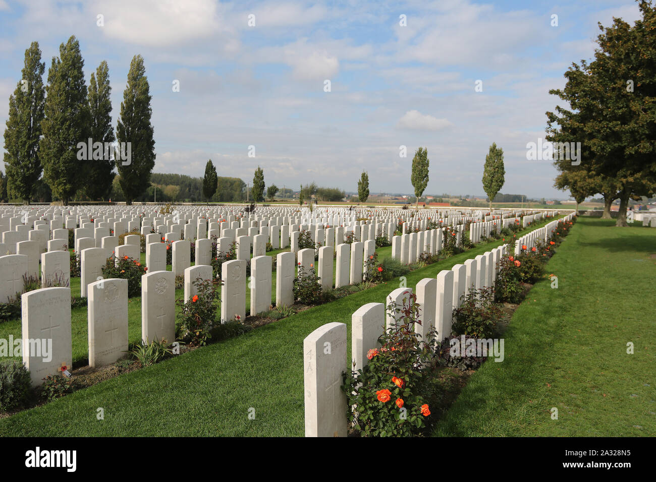 Zonnebeke, Belgien, 09/10/2017. Tyne Cot Friedhof, der größten Commonwealth War Cemetery in der Welt in Bezug auf Bestattungen. Die Tyne Cot Memorial jetzt b Stockfoto
