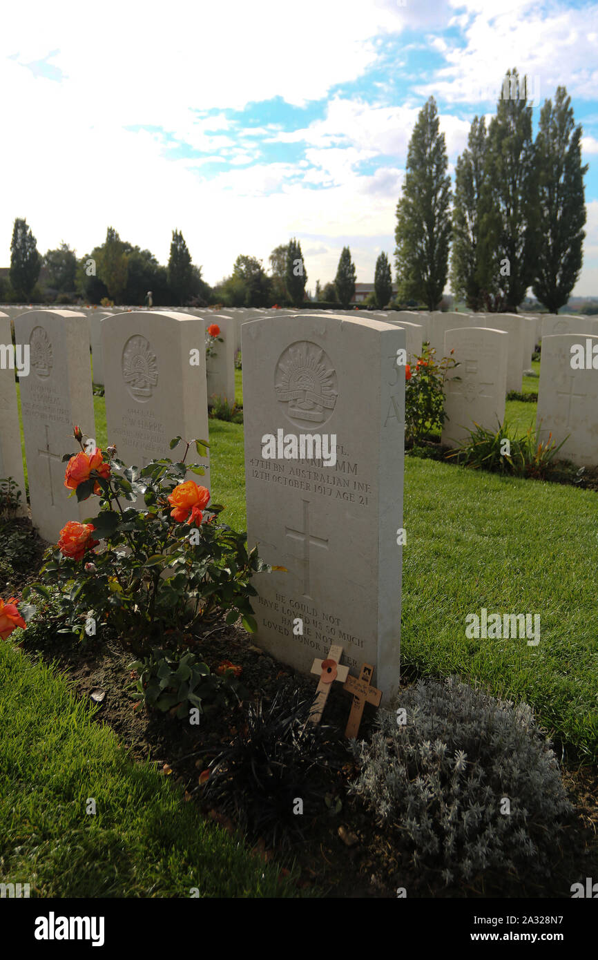 Zonnebeke, Belgien, 09/10/2017. Tyne Cot Friedhof, der größten Commonwealth War Cemetery in der Welt in Bezug auf Bestattungen. Die Tyne Cot Memorial jetzt b Stockfoto