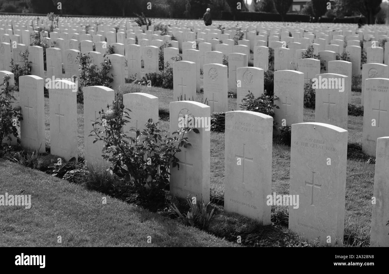 Zonnebeke, Belgien, 09/10/2017. Tyne Cot Friedhof, der größten Commonwealth War Cemetery in der Welt in Bezug auf Bestattungen. Die Tyne Cot Memorial jetzt b Stockfoto