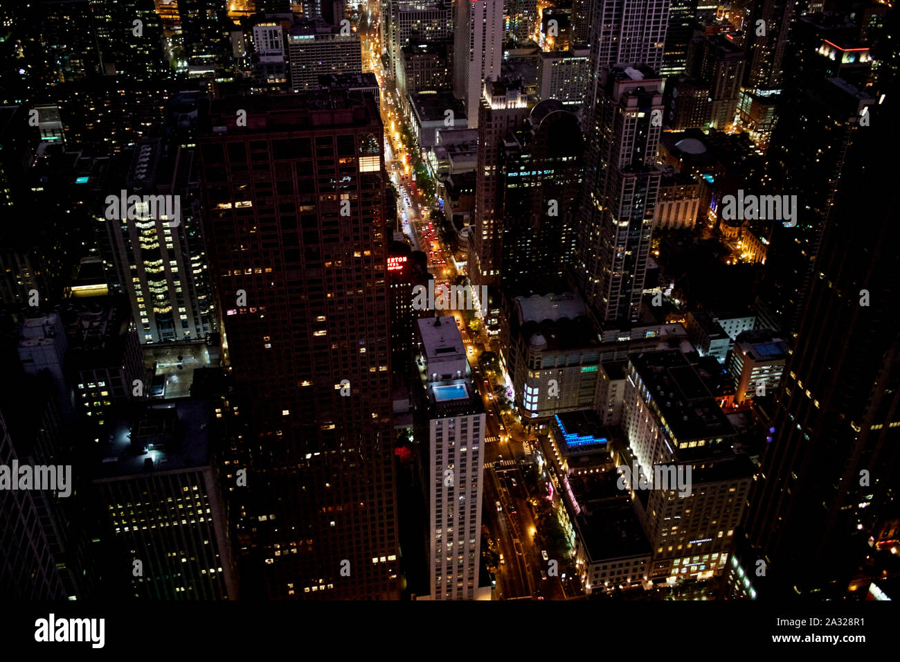 Blick nach unten entlang der Magnificent Mile von 360 Chicago bei Nacht in Chicago, Illinois, Vereinigte Staaten von Amerika Stockfoto