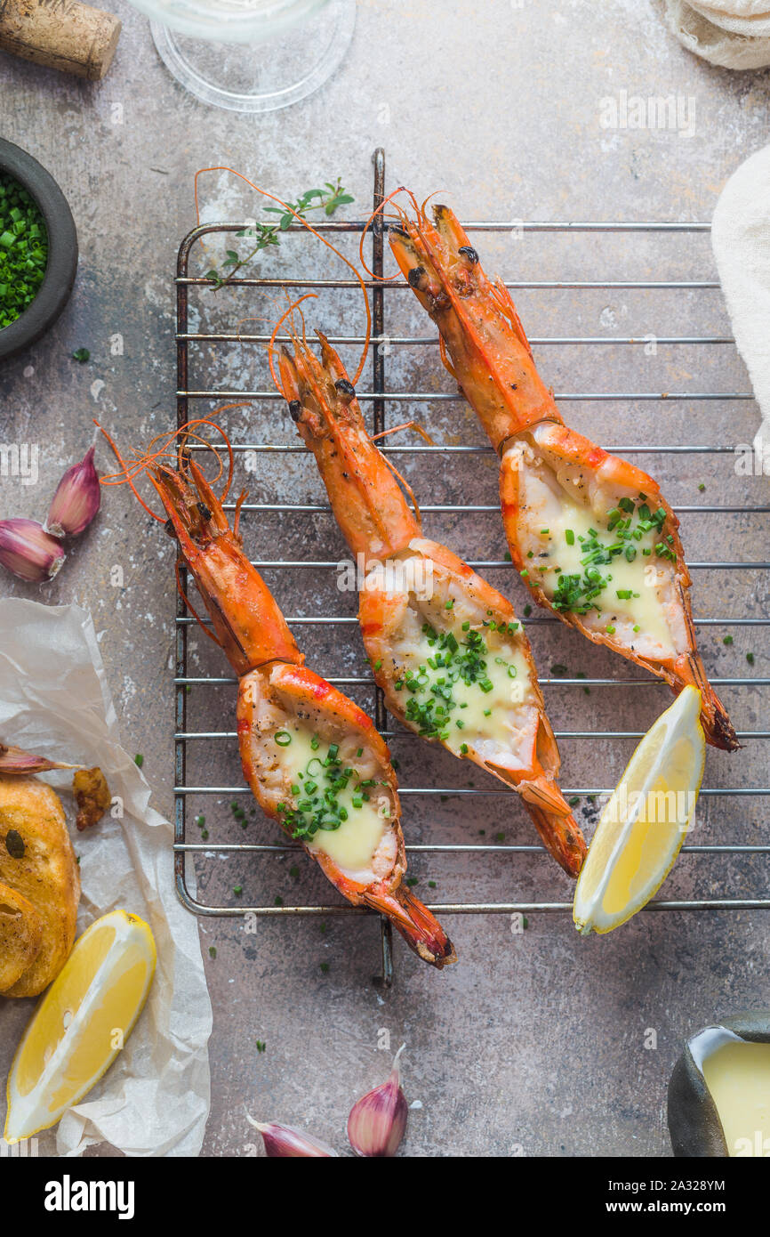 Frisch gegrillte Shrimps mit Sauce und knusprigem Brot. Stockfoto