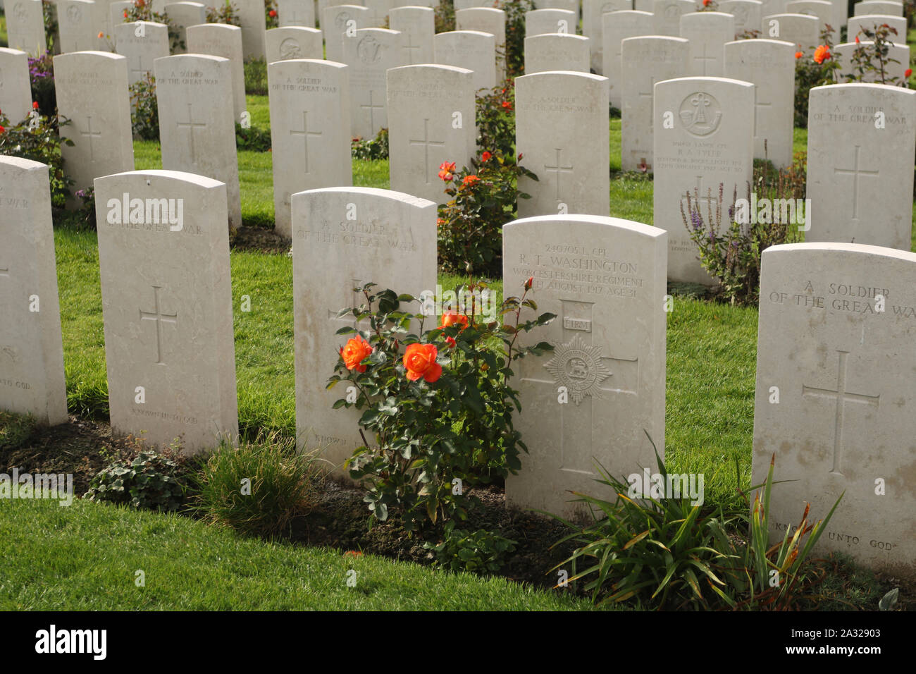 Zonnebeke, Belgien, 09/10/2017. Tyne Cot Friedhof, der größten Commonwealth War Cemetery in der Welt in Bezug auf Bestattungen. Die Tyne Cot Memorial jetzt b Stockfoto