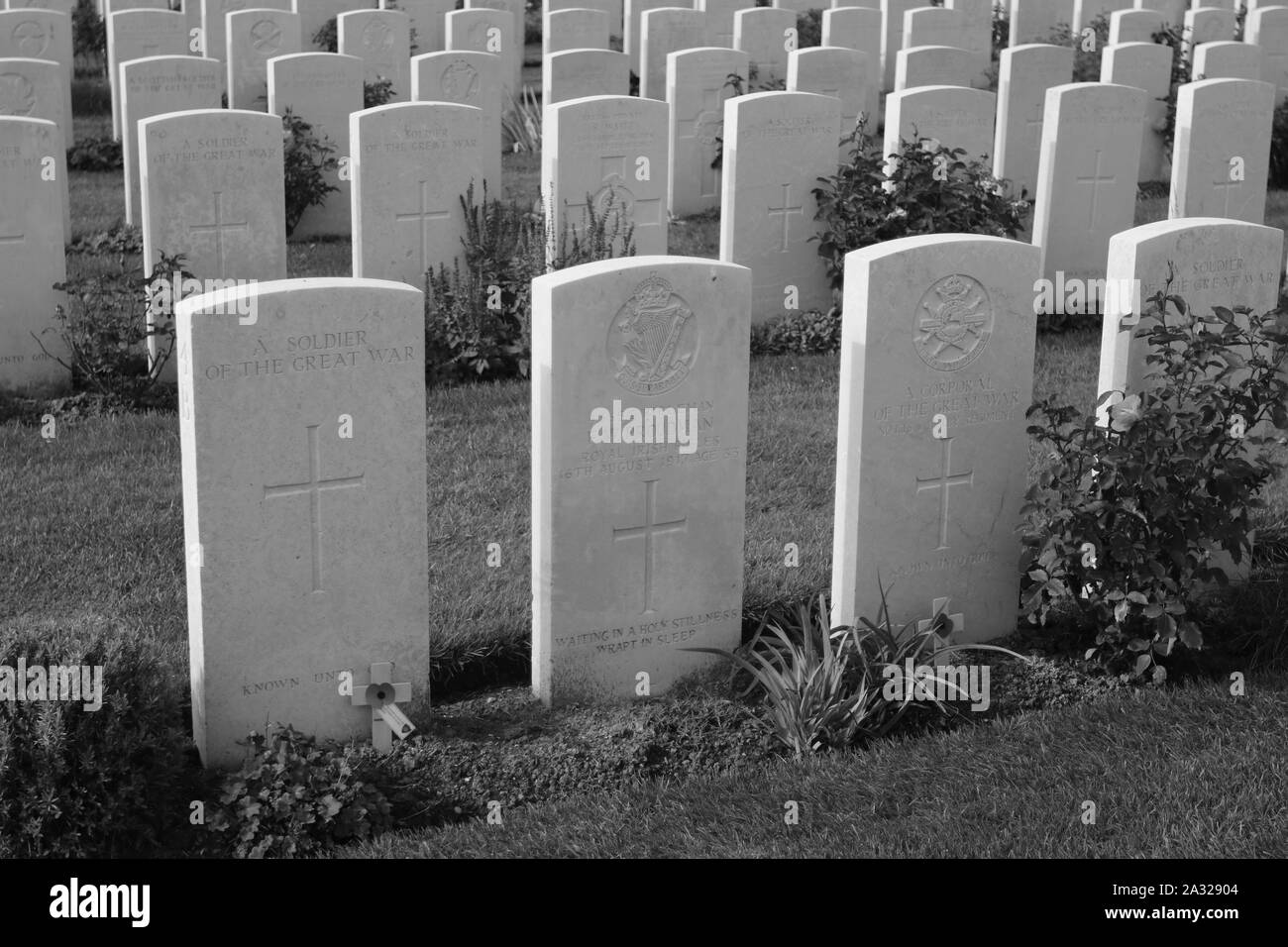 Zonnebeke, Belgien, 09/10/2017. Tyne Cot Friedhof, der größten Commonwealth War Cemetery in der Welt in Bezug auf Bestattungen. Die Tyne Cot Memorial jetzt b Stockfoto