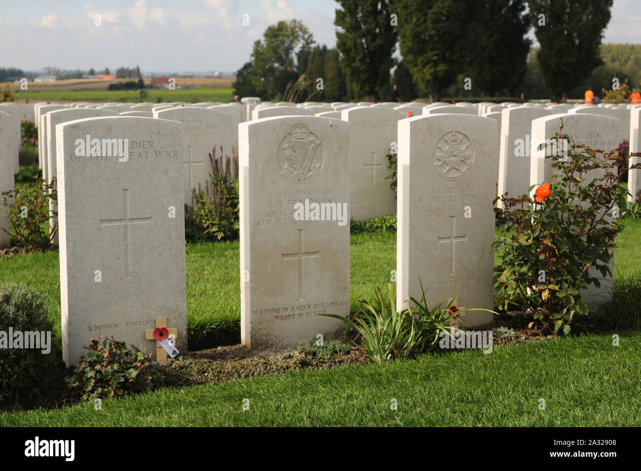 Zonnebeke, Belgien, 09/10/2017. Tyne Cot Friedhof, der größten Commonwealth War Cemetery in der Welt in Bezug auf Bestattungen. Die Tyne Cot Memorial jetzt b Stockfoto