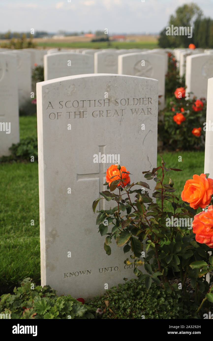 Zonnebeke, Belgien, 09/10/2017. Tyne Cot Friedhof, der größten Commonwealth War Cemetery in der Welt in Bezug auf Bestattungen. Die Tyne Cot Memorial jetzt b Stockfoto
