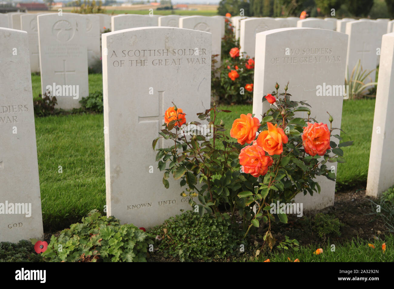 Zonnebeke, Belgien, 09/10/2017. Tyne Cot Friedhof, der größten Commonwealth War Cemetery in der Welt in Bezug auf Bestattungen. Die Tyne Cot Memorial jetzt b Stockfoto