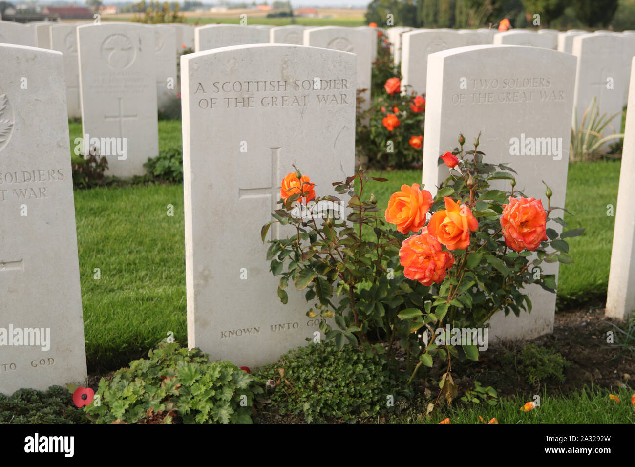 Zonnebeke, Belgien, 09/10/2017. Tyne Cot Friedhof, der größten Commonwealth War Cemetery in der Welt in Bezug auf Bestattungen. Die Tyne Cot Memorial jetzt b Stockfoto