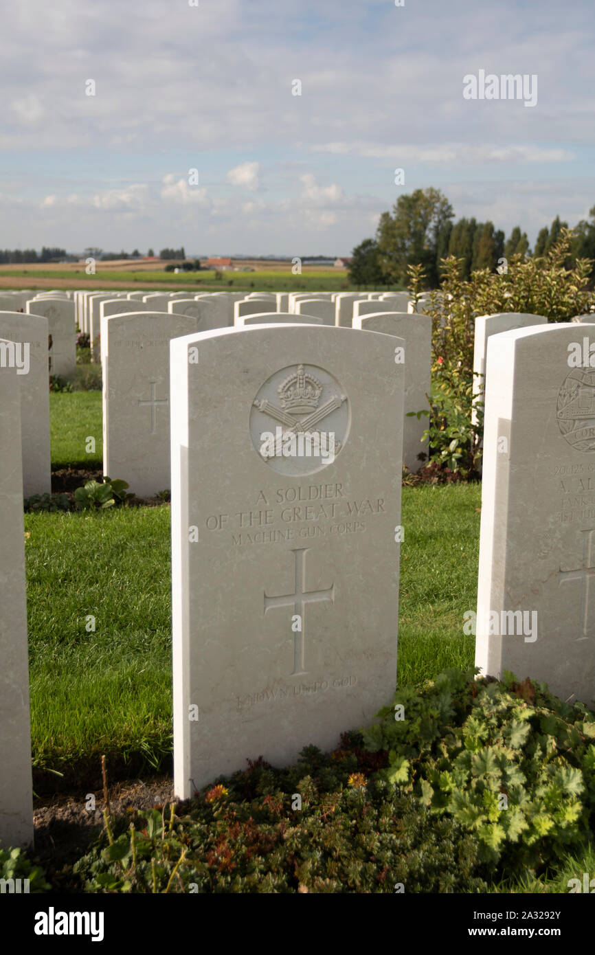 Zonnebeke, Belgien, 09/10/2017. Tyne Cot Friedhof, der größten Commonwealth War Cemetery in der Welt in Bezug auf Bestattungen. Die Tyne Cot Memorial jetzt b Stockfoto