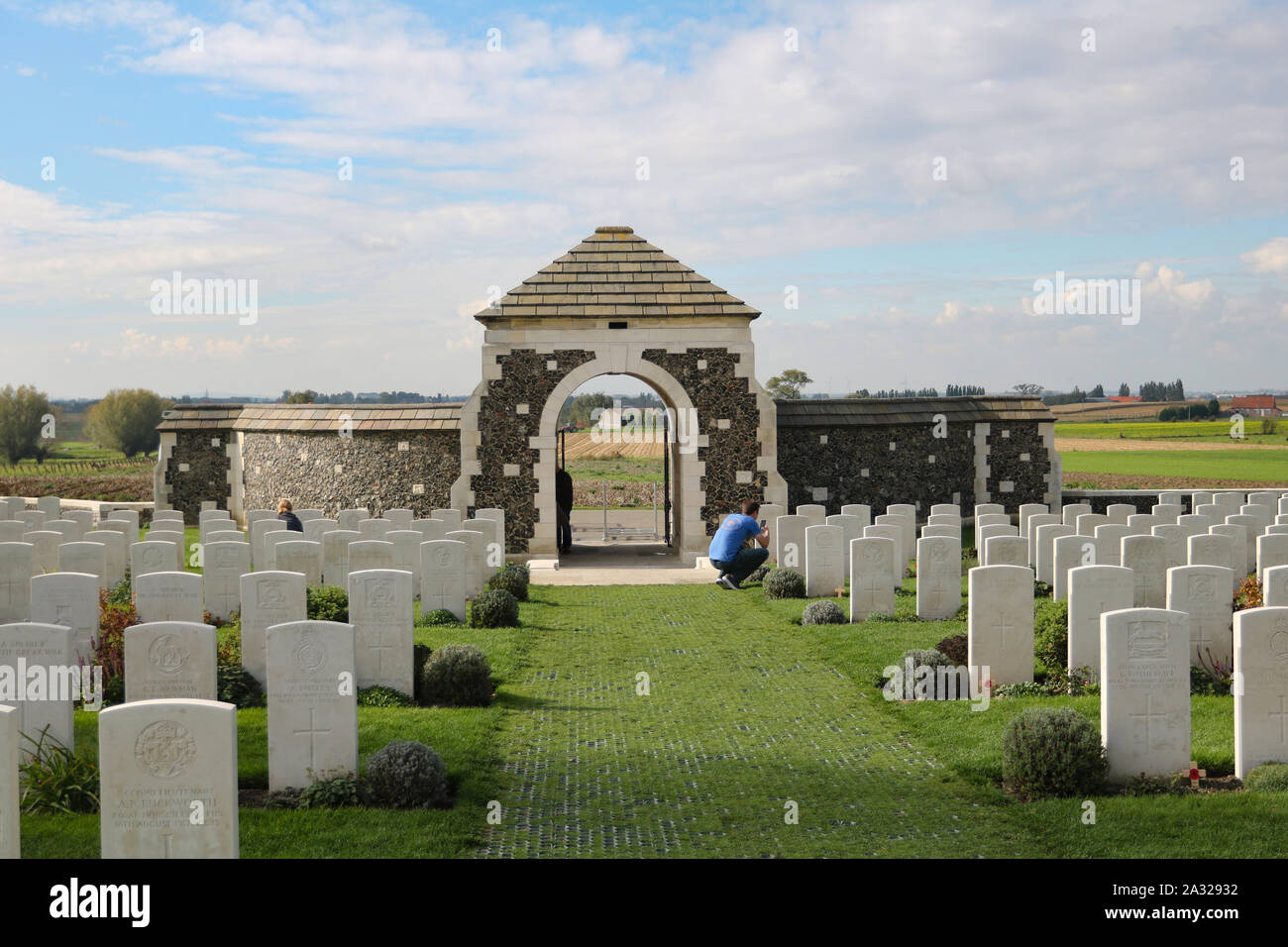 Zonnebeke, Belgien, 09/10/2017. Tyne Cot Friedhof, der größten Commonwealth War Cemetery in der Welt in Bezug auf Bestattungen. Die Tyne Cot Memorial jetzt b Stockfoto