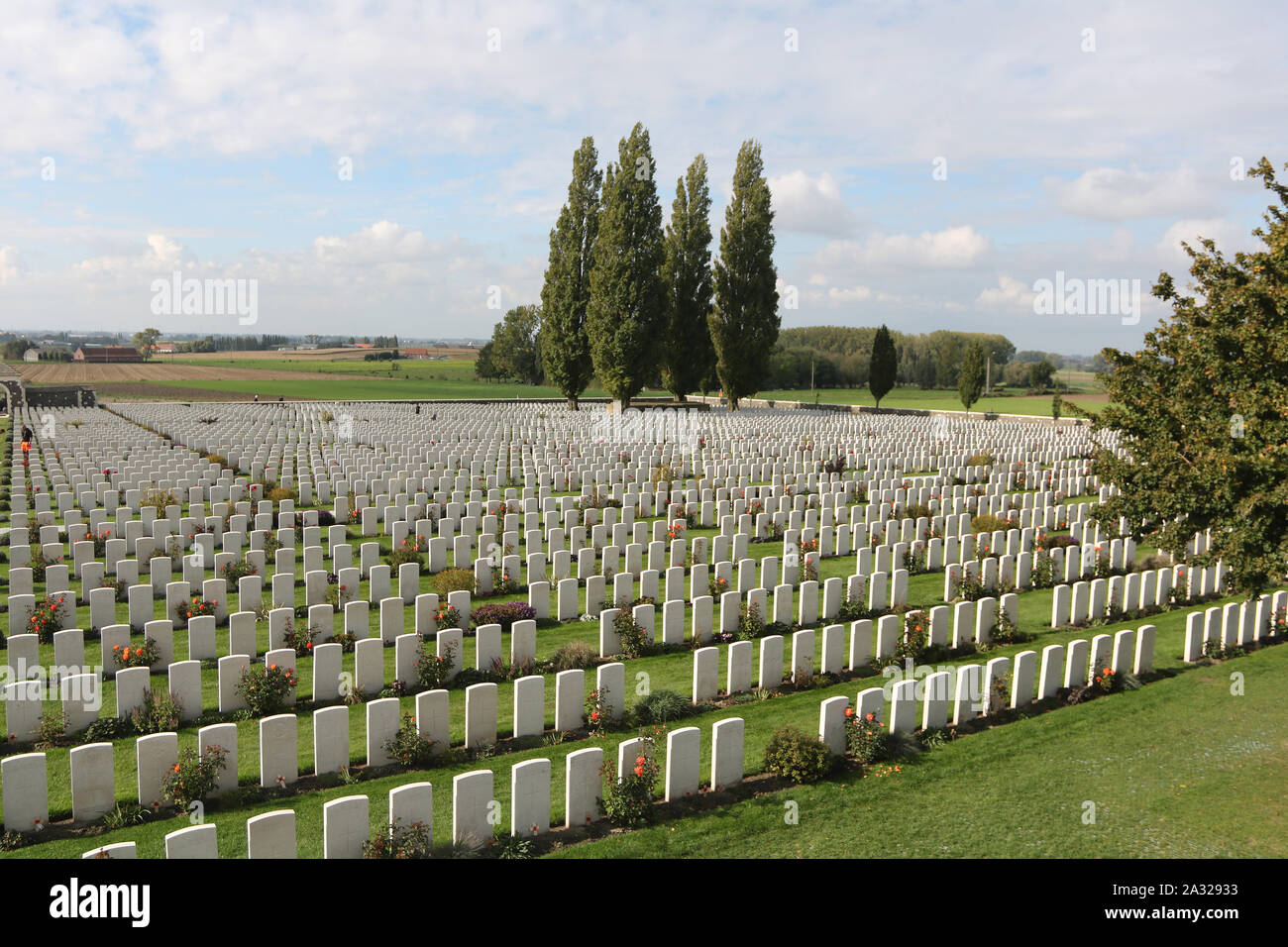 Zonnebeke, Belgien, 09/10/2017. Tyne Cot Friedhof, der größten Commonwealth War Cemetery in der Welt in Bezug auf Bestattungen. Die Tyne Cot Memorial jetzt b Stockfoto