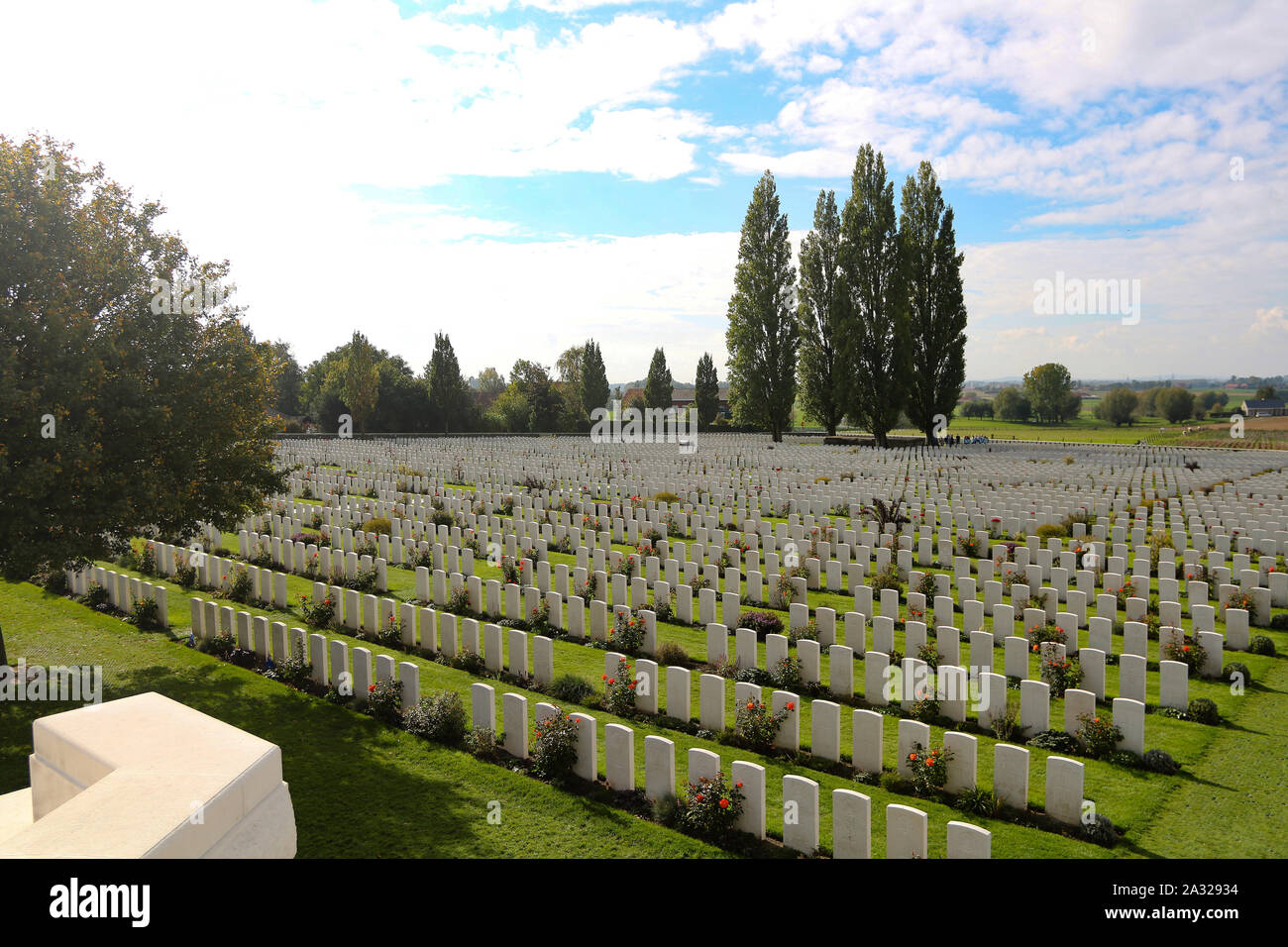 Zonnebeke, Belgien, 09/10/2017. Tyne Cot Friedhof, der größten Commonwealth War Cemetery in der Welt in Bezug auf Bestattungen. Die Tyne Cot Memorial jetzt b Stockfoto