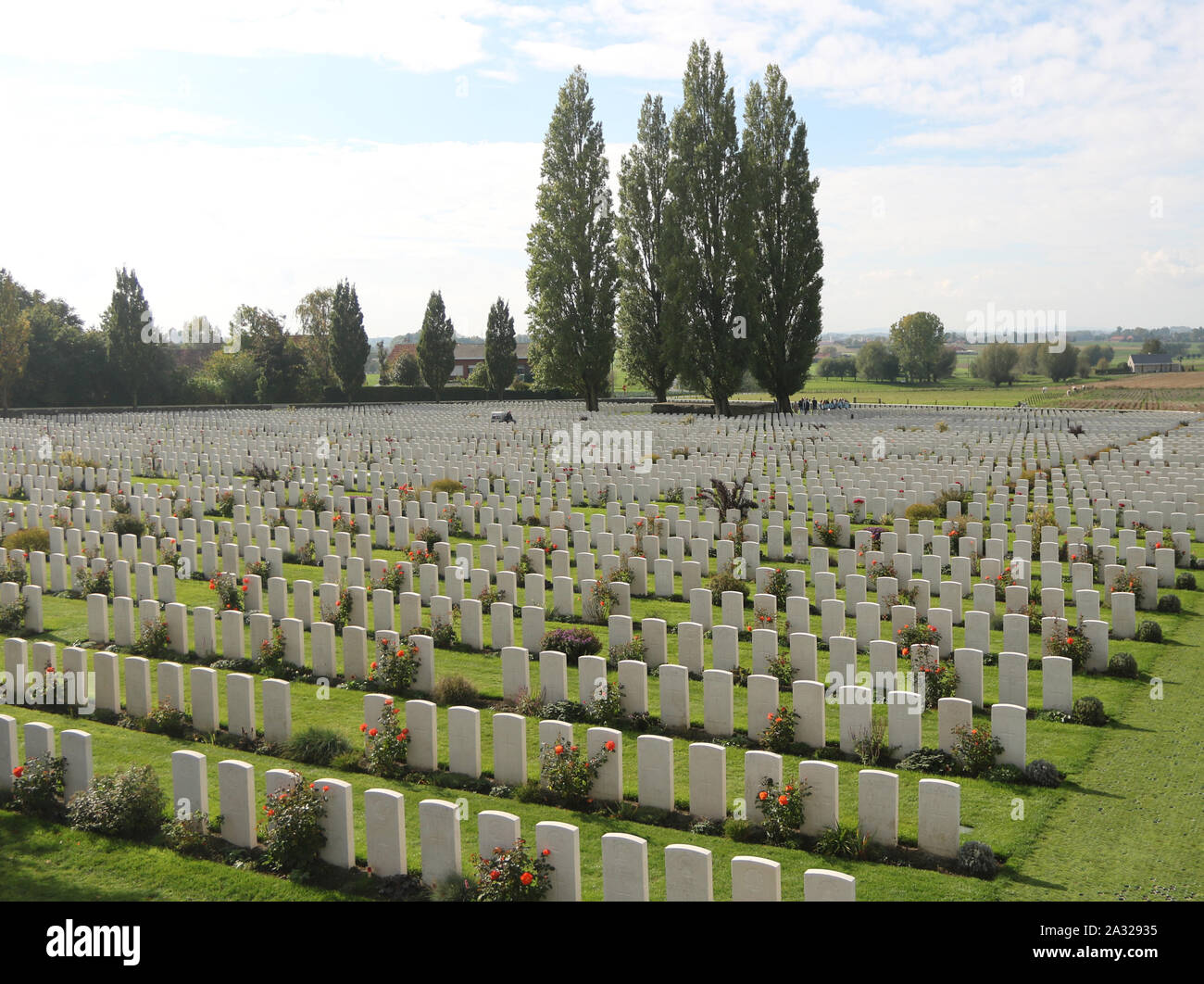Zonnebeke, Belgien, 09/10/2017. Tyne Cot Friedhof, der größten Commonwealth War Cemetery in der Welt in Bezug auf Bestattungen. Die Tyne Cot Memorial jetzt b Stockfoto