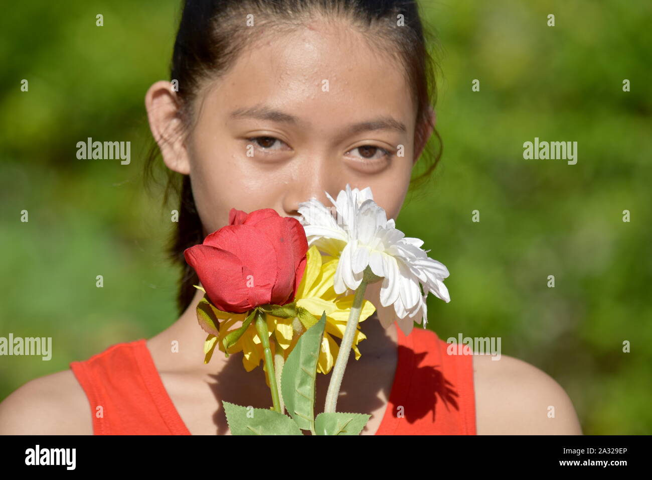 Ein Schüchterner Cute Person mit Blumen Stockfoto