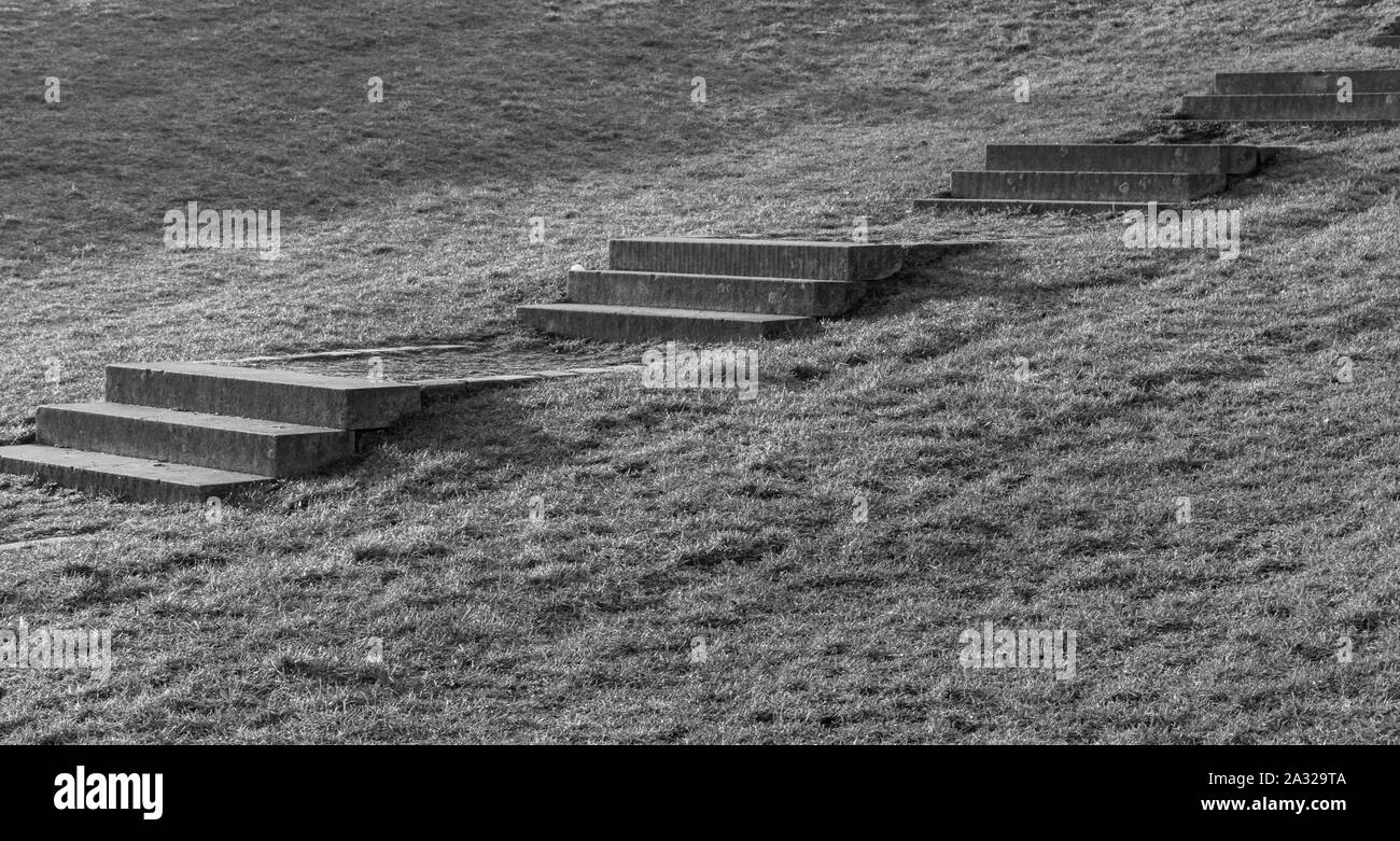 Die Treppe aus Beton führen den Hügel hinauf. Stockfoto