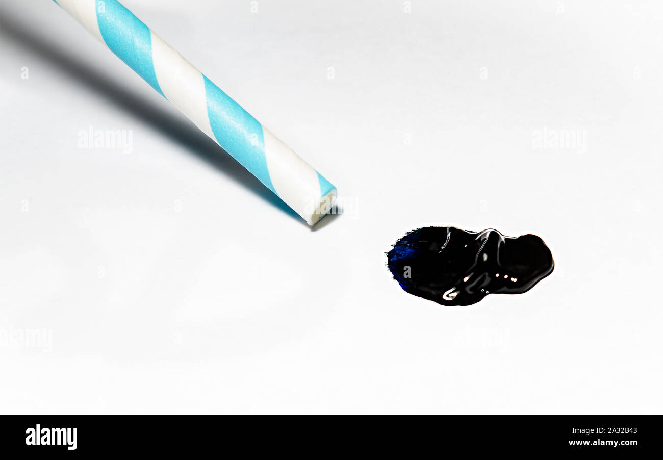 Blaue Tinte von einem Stroh auf weißem Papier geblasen Stockfoto