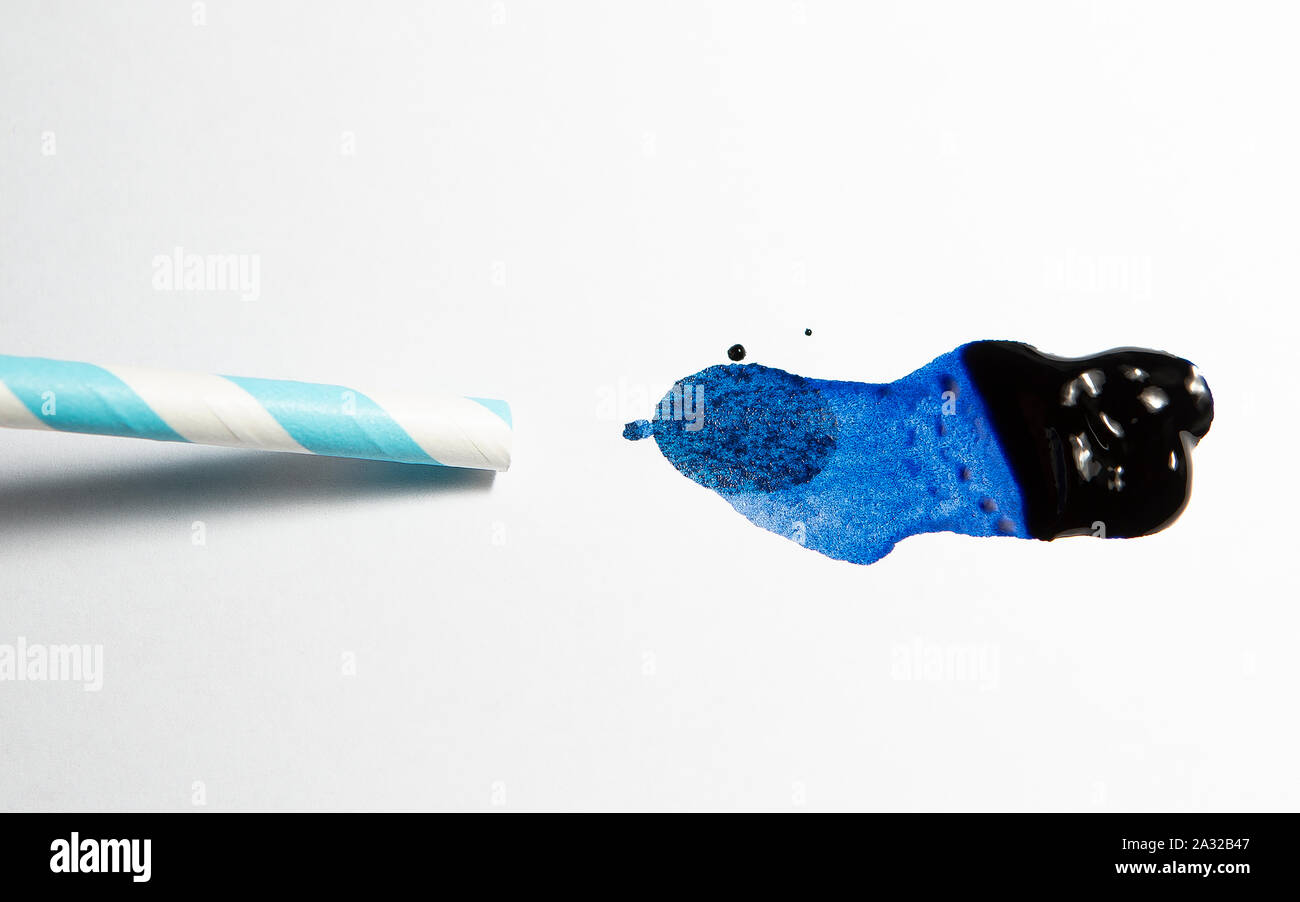 Blaue Tinte von einem Stroh auf weißem Papier geblasen Stockfoto