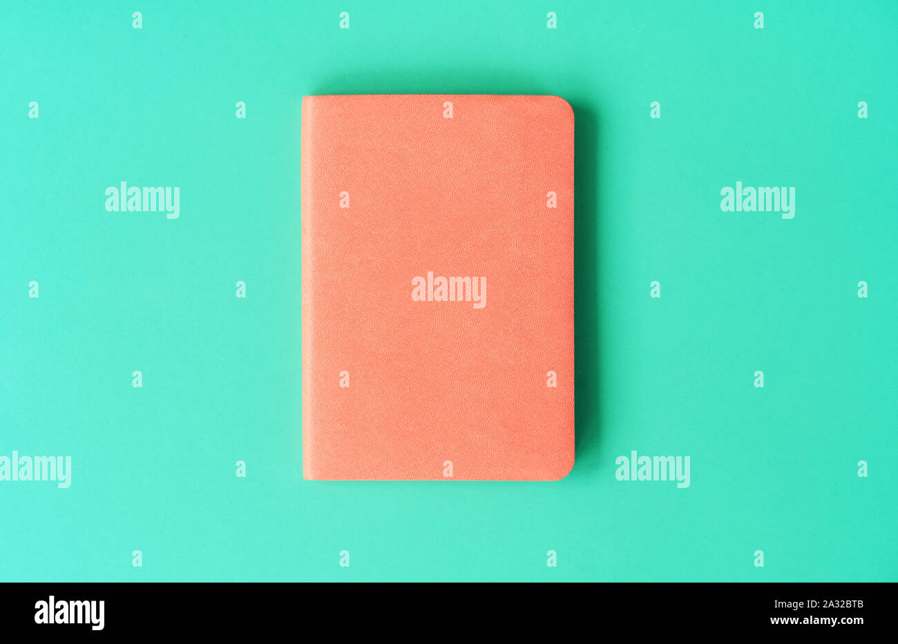 Orange Tagebuch für 2020 auf eine Minze Hintergrund. Neues Jahr Konzept in trendigen Farben. Stockfoto
