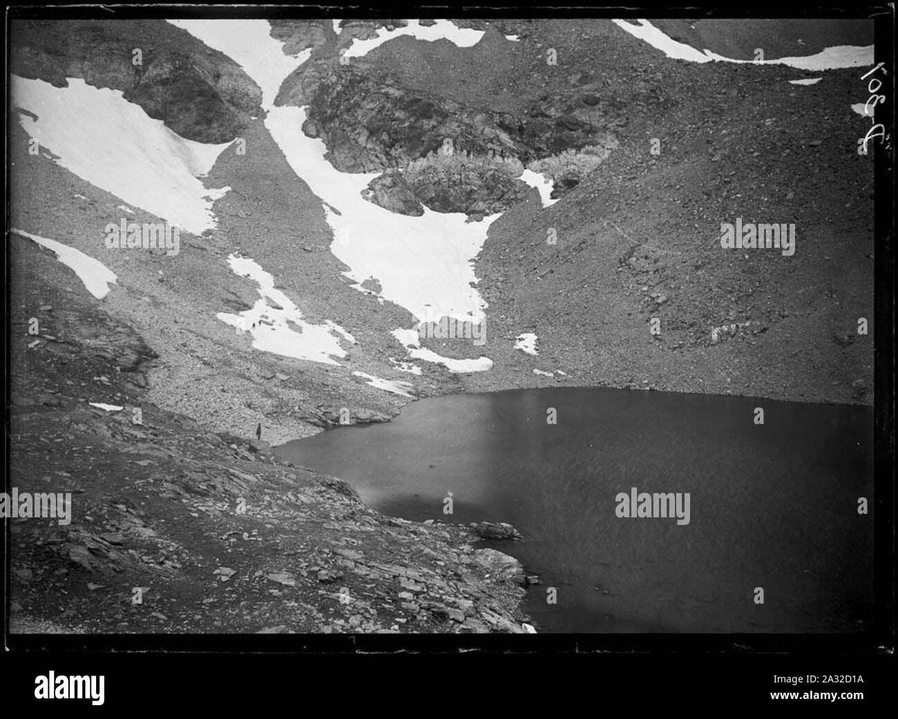 Estany de Muntanya amb una persona a La Riba a la Zona del Mont Perdut. Stockfoto