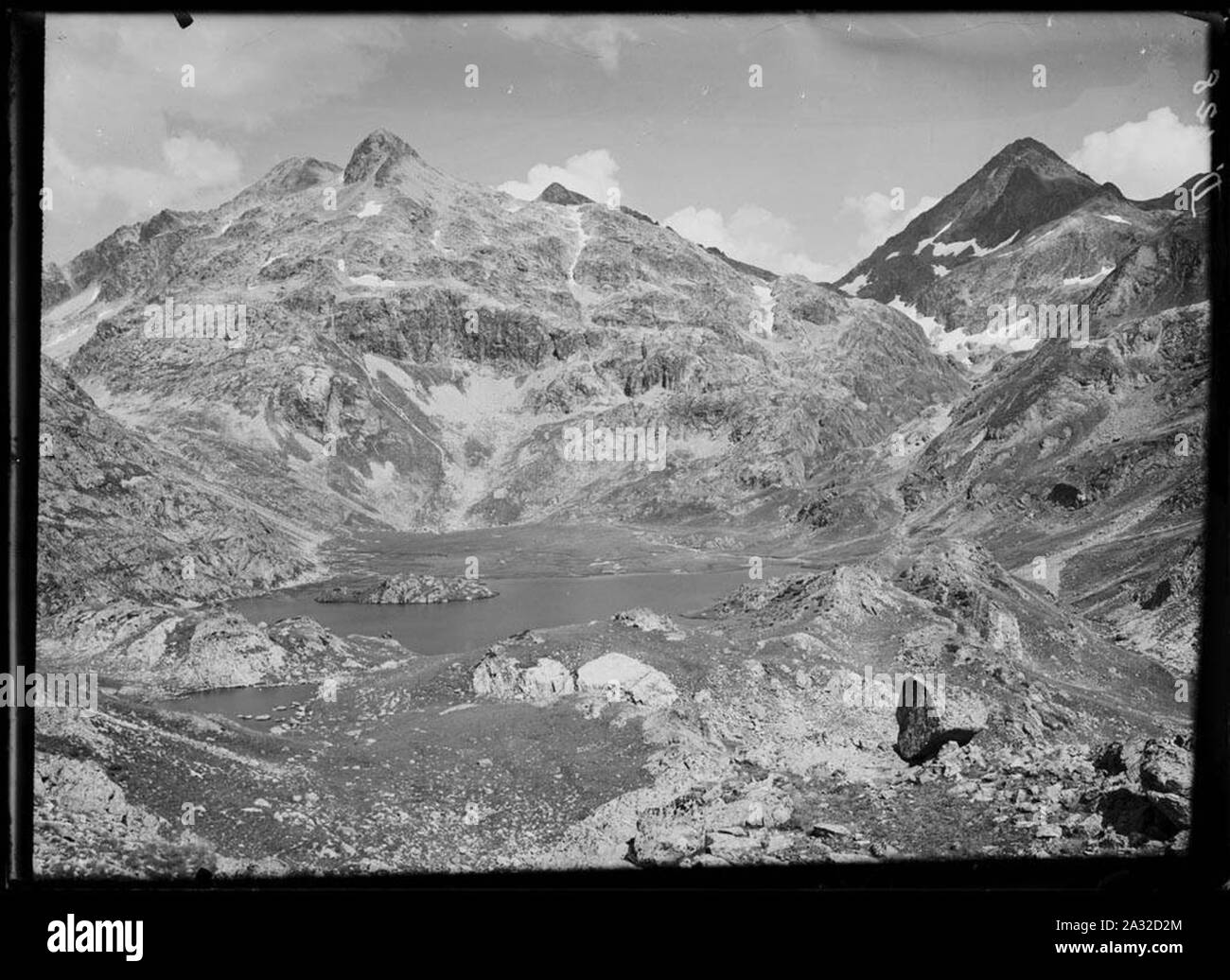 Estany de Campo Plano amb clapes voltat de Muntanyes de neu. Stockfoto